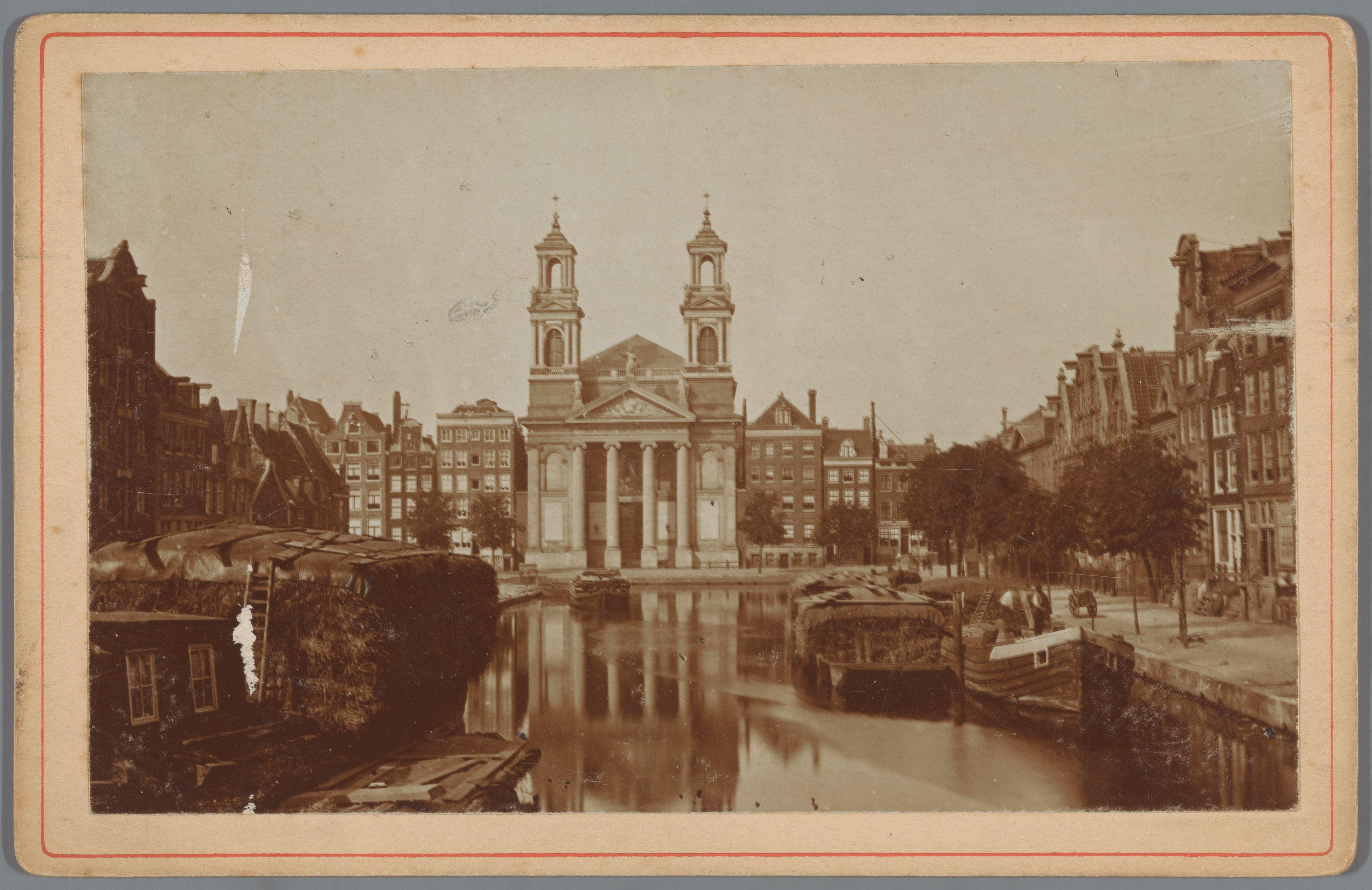 Gezicht op de Mozes en Aäronkerk in Amsterdam