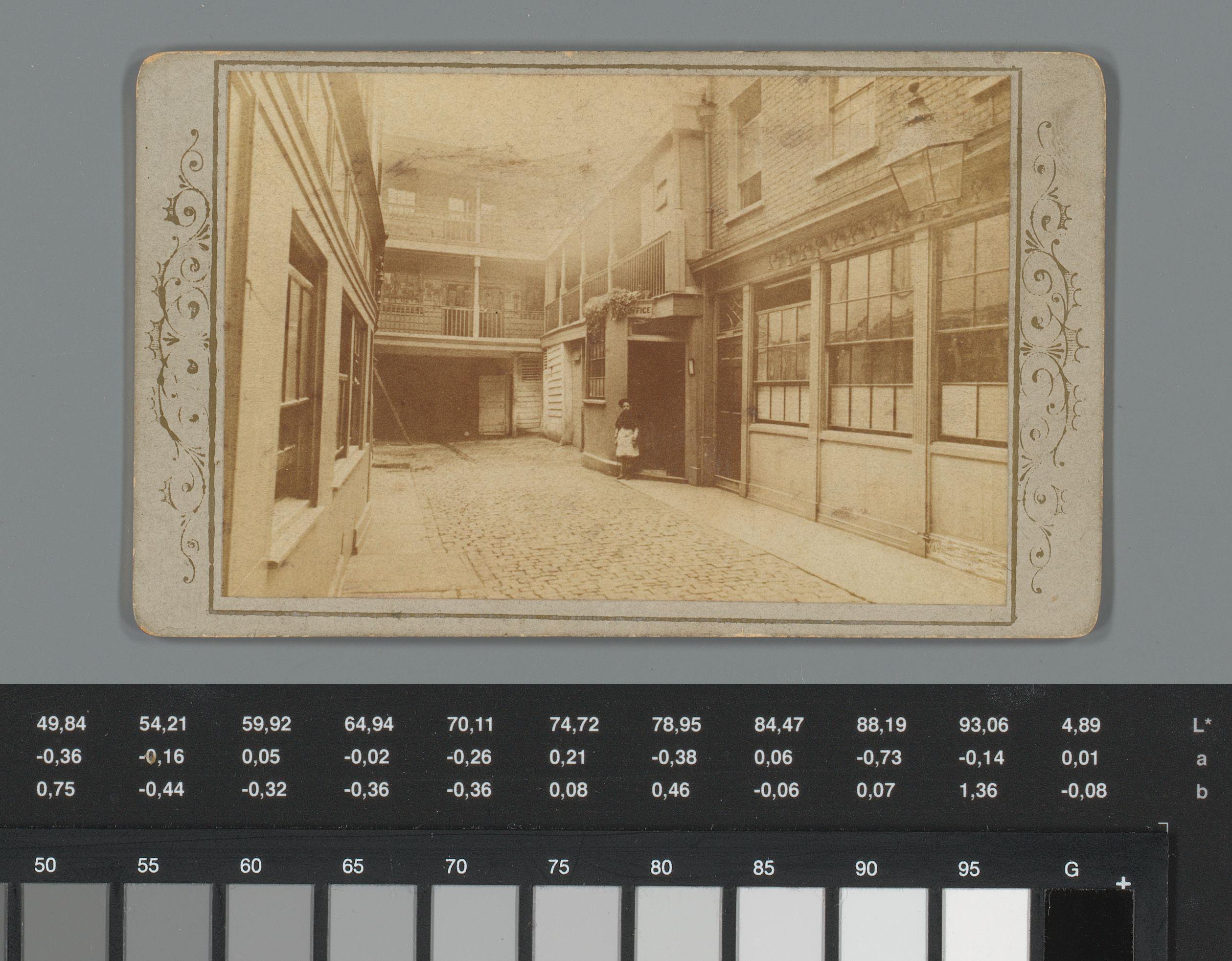 Reclame voor Bunyer's Old Bell Hotel in Holborn, Londen, met gezicht op de binnenplaats
