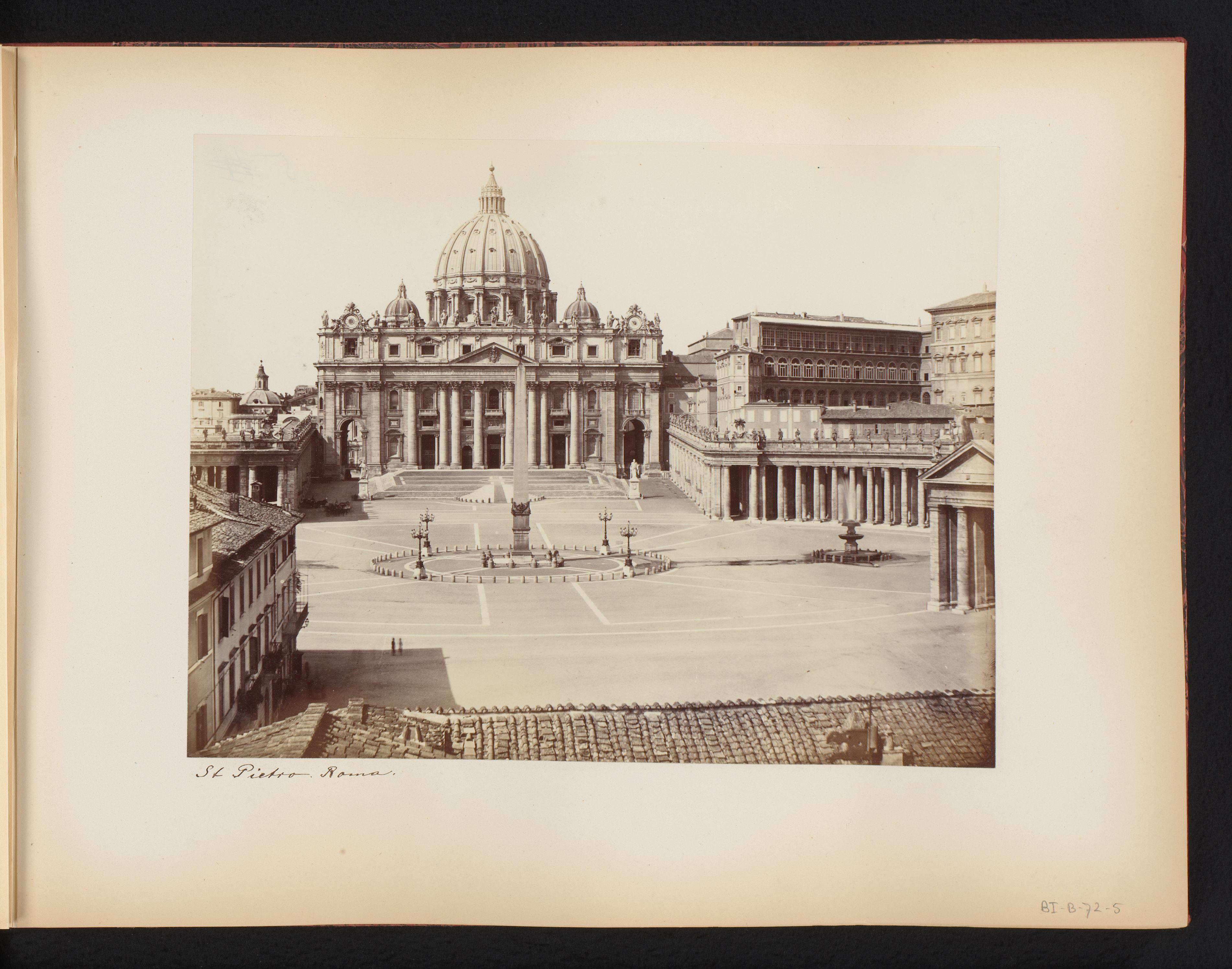 Gezicht op het Pietersplein en de Sint Pieter te Rome, Italië