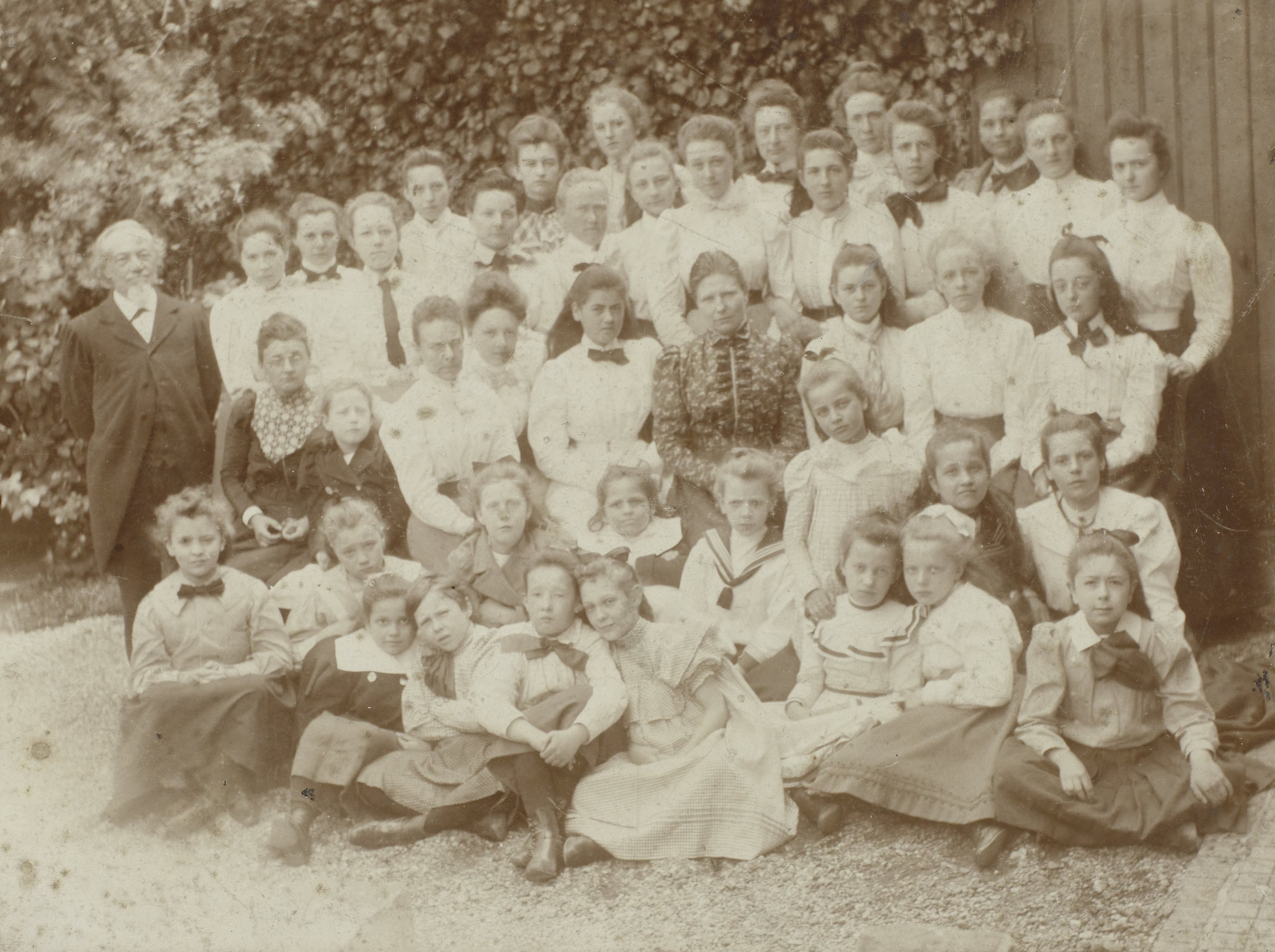 Schoolfoto op meisjesschool, rechtsvoor Charlotte A Matthes