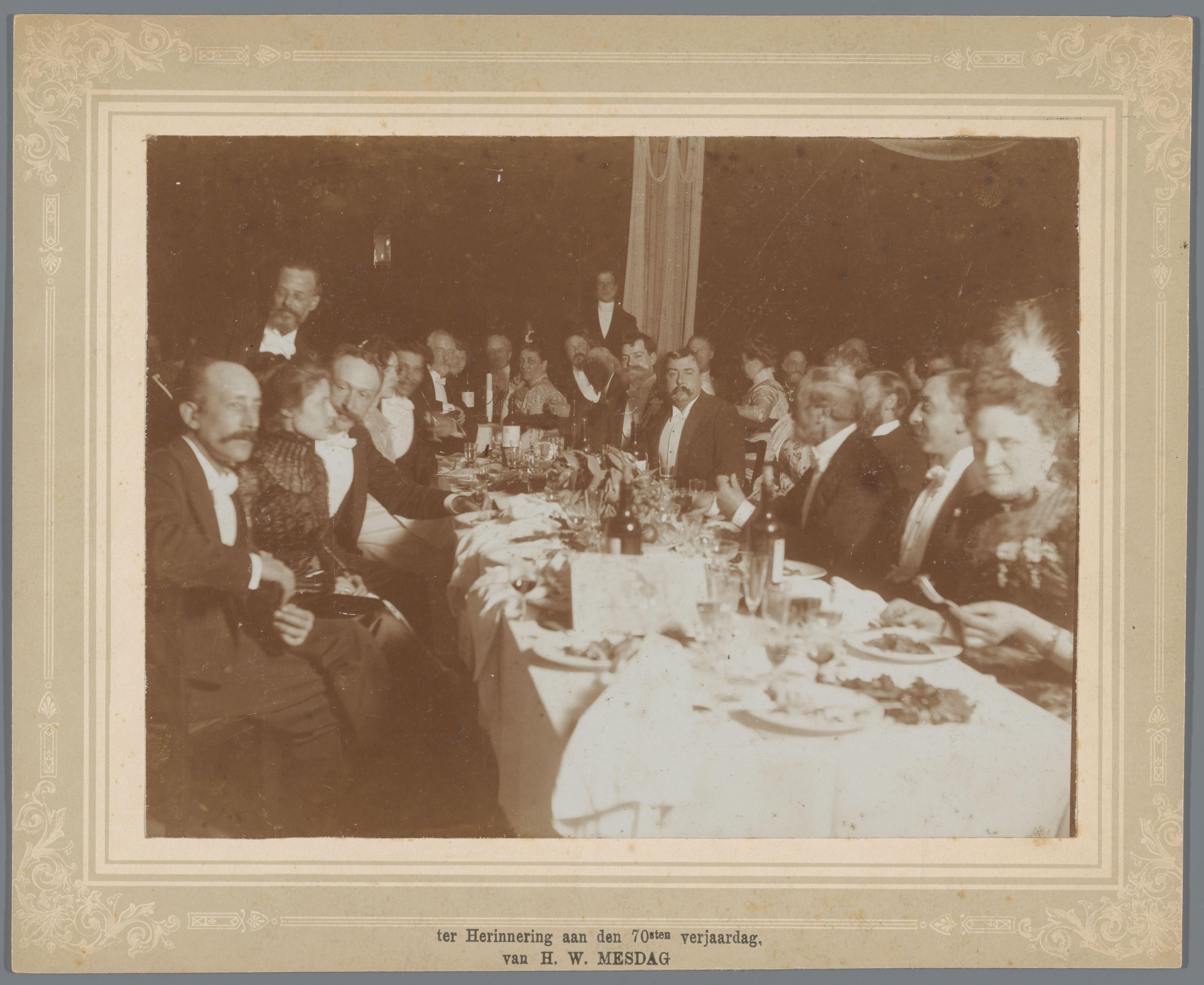 Groepsportret tijdens een diner ter gelegenheid van de zeventigste verjaardag van H.W. Mesdag in Pulchri Studio, 1901
