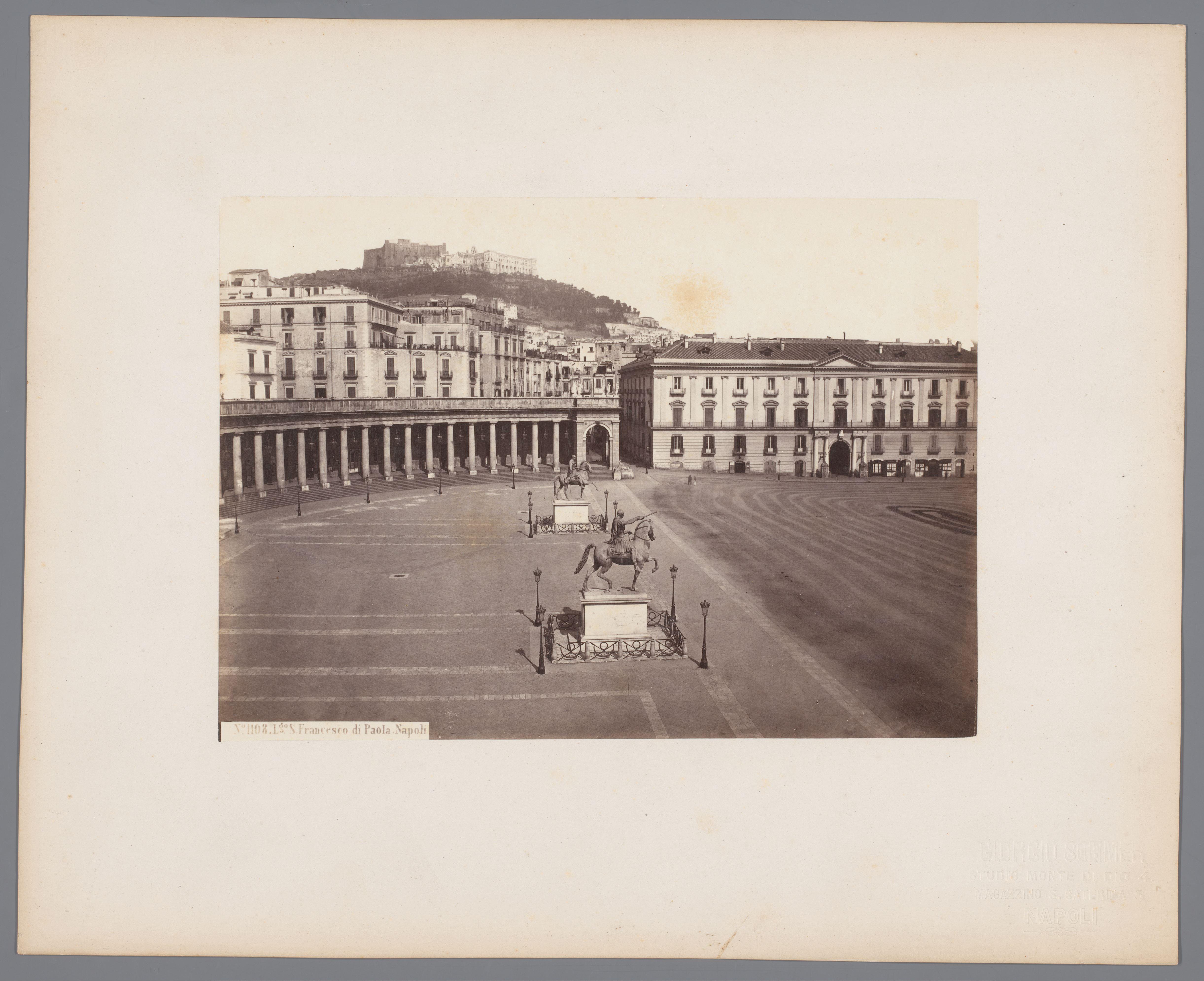 Gezicht op het Piazza del Plebiscito met het Largo Palazzo en de ruiterstandbeelden van Ferdinand I en Karel III van Spanje te Napels, Italië