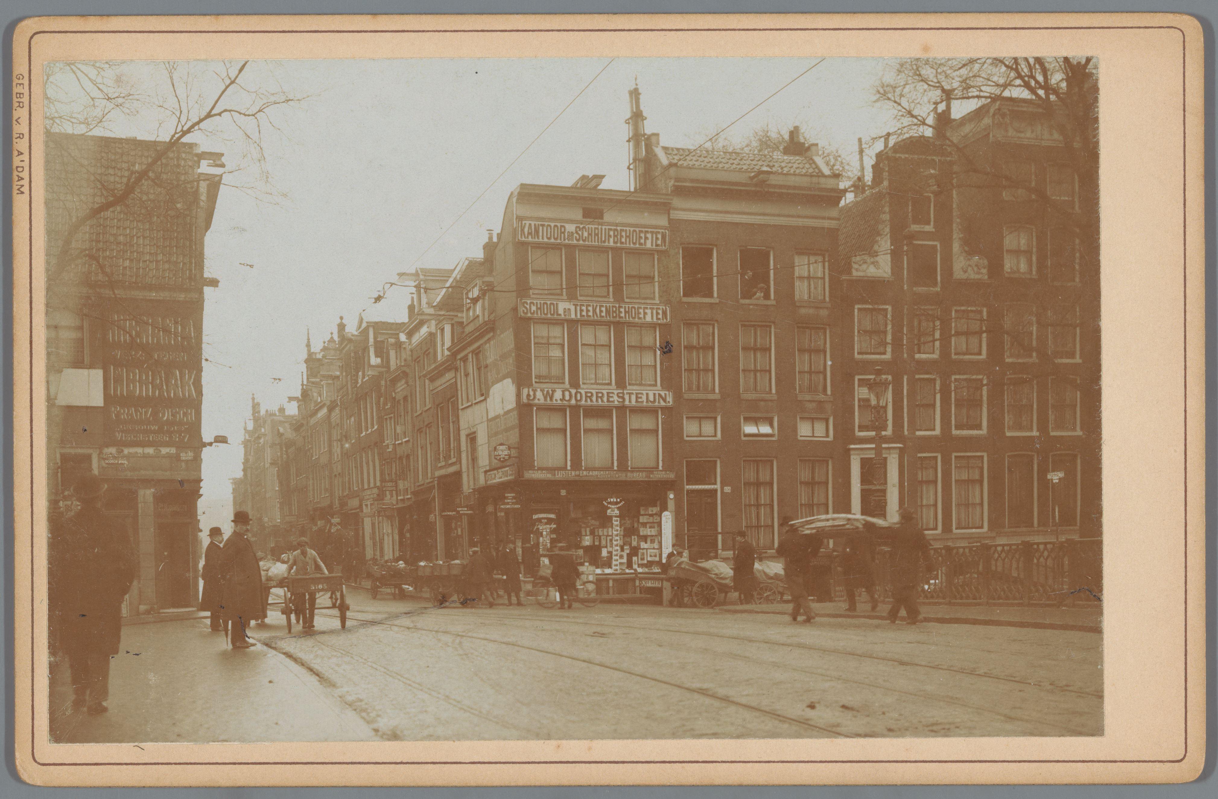 Gezicht op de Vijzelstraat vanaf de Keizersgracht in Amsterdam