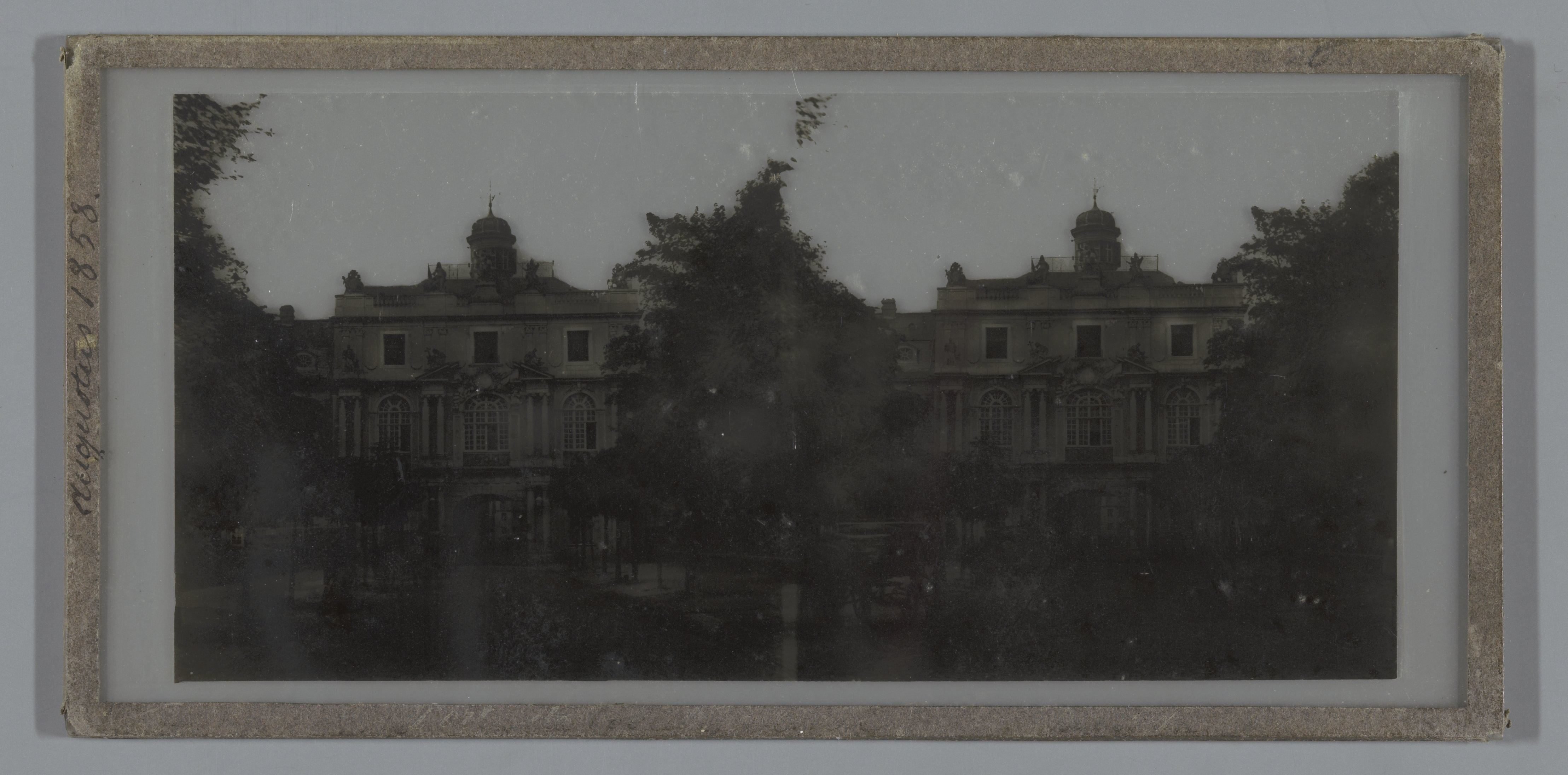 Gezicht op de de Rheinischen Friedrich-Wilhelms-Universität in het Kurfürstliches Schloss in Bonn, Duitsland