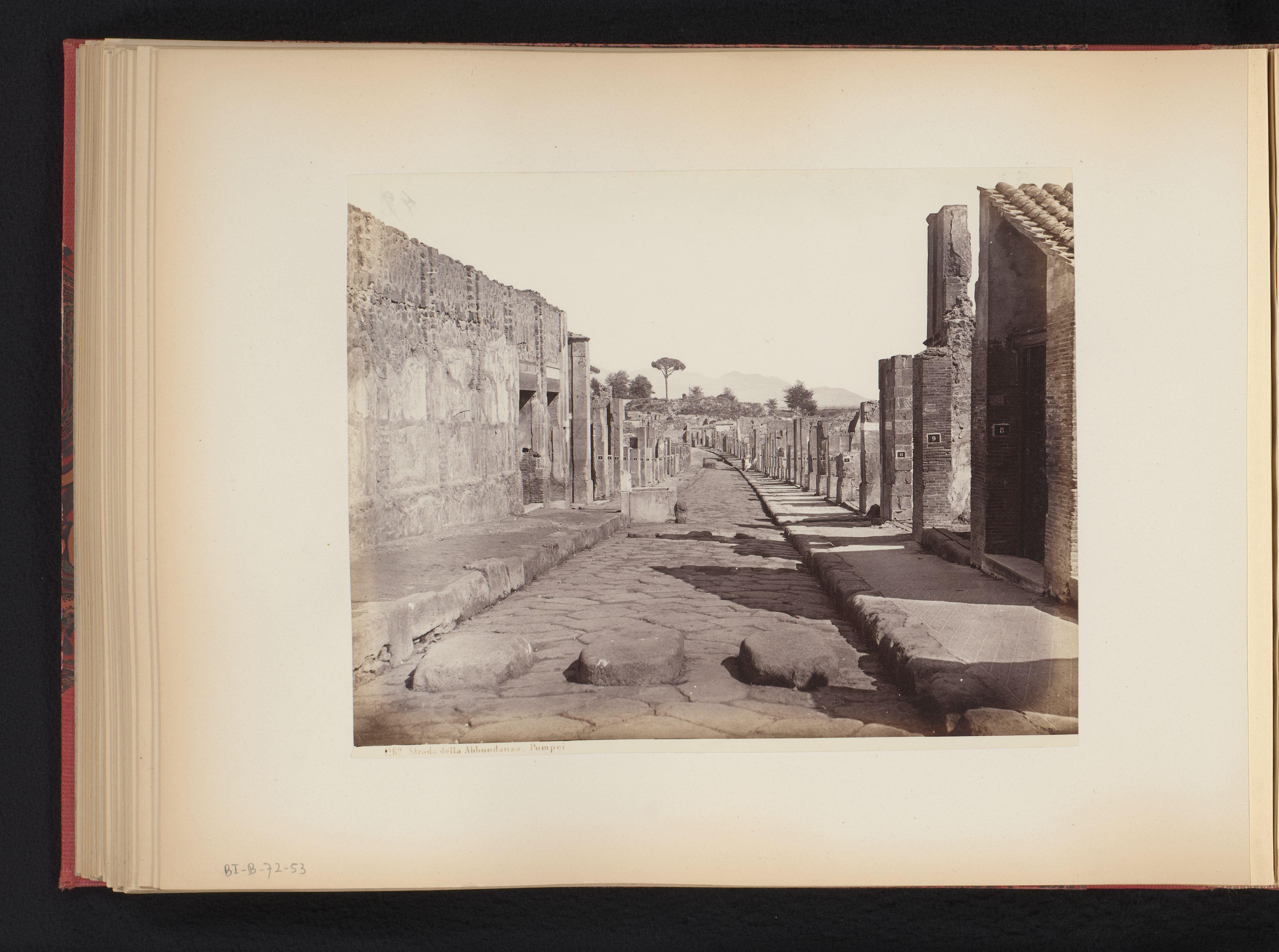 Gezicht op de Strada della Abbondanza te Pompeï, Italië