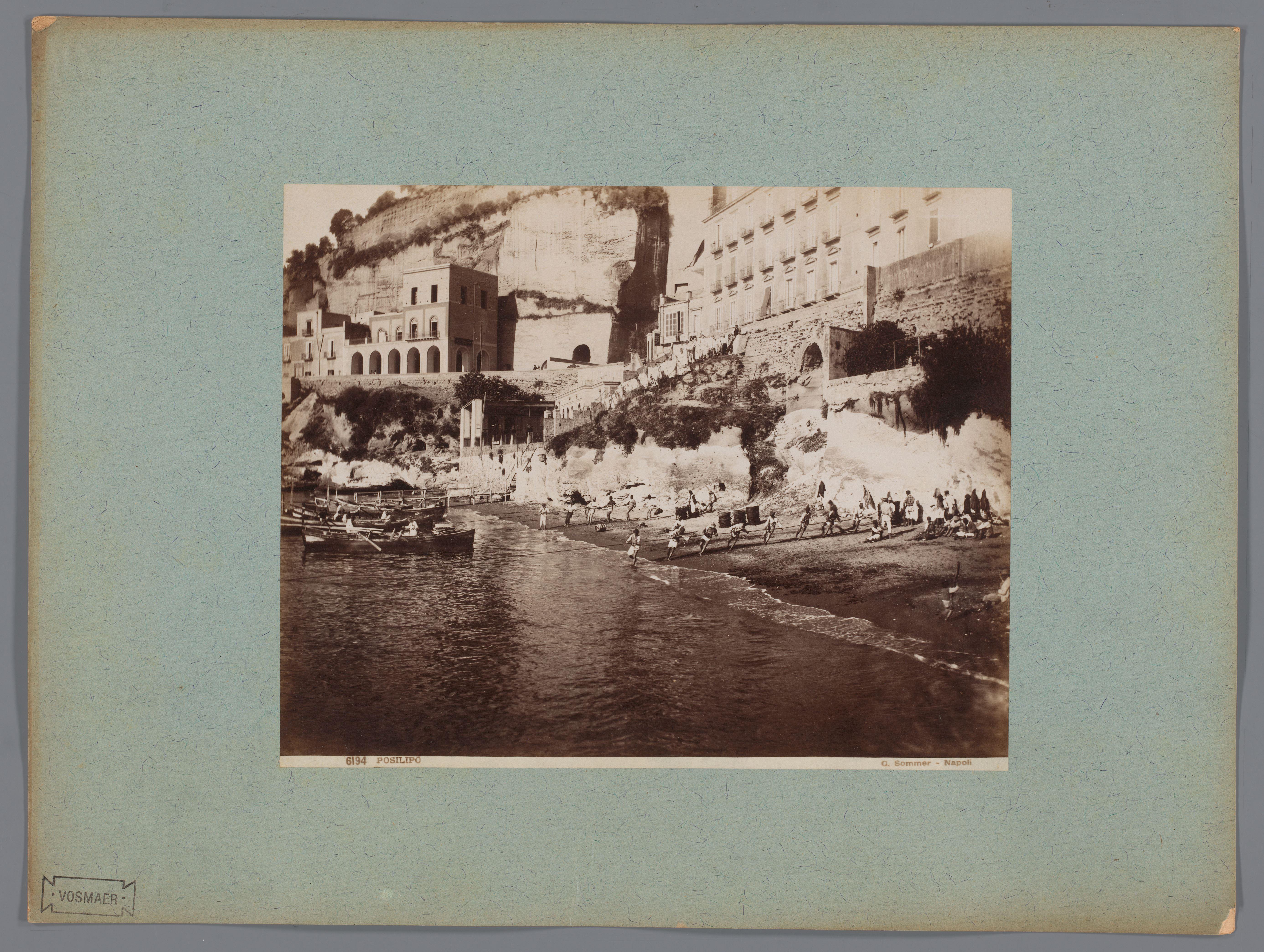 Vissersboten die bij Posillipo op het strand worden getrokken, Italië