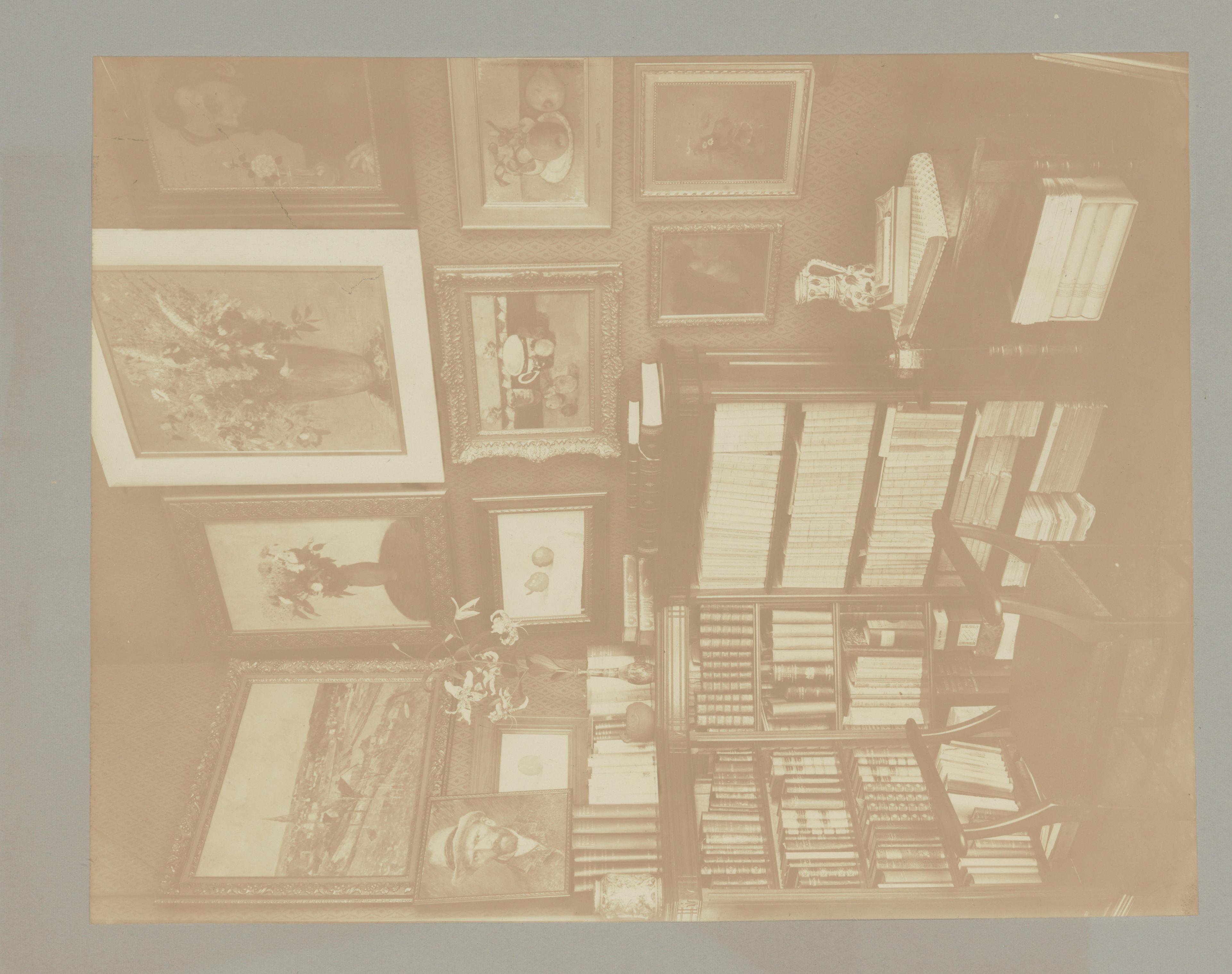Interieur van Stadhouderskade 56, het woonhuis van Andries Bonger in Amsterdam, met schilderijen van Vincent van Gogh, Émile Bernard en Odilon Redon aan de muur
