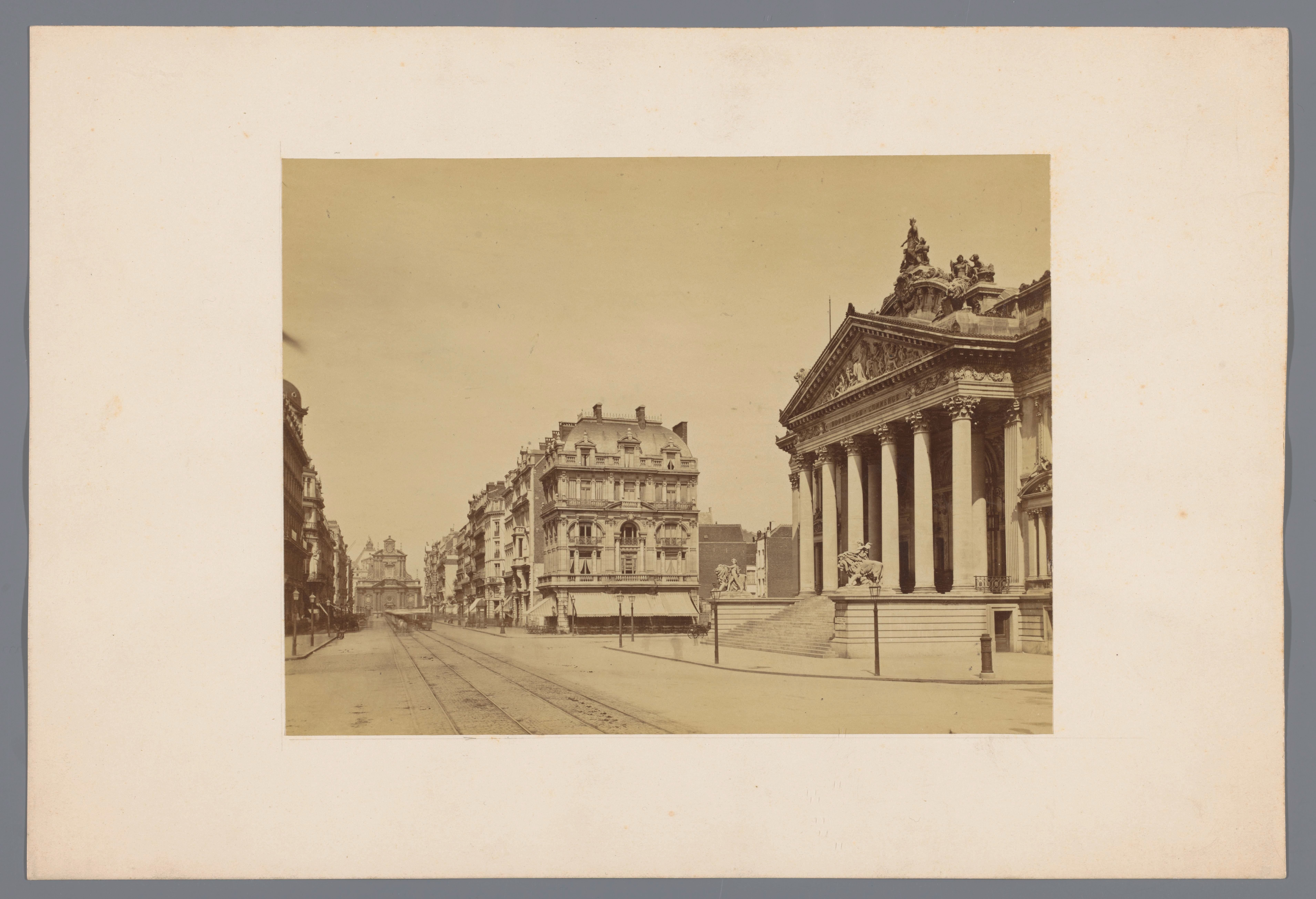 Boulevard Anspach met rechts het Beursgebouw te Brussel, België