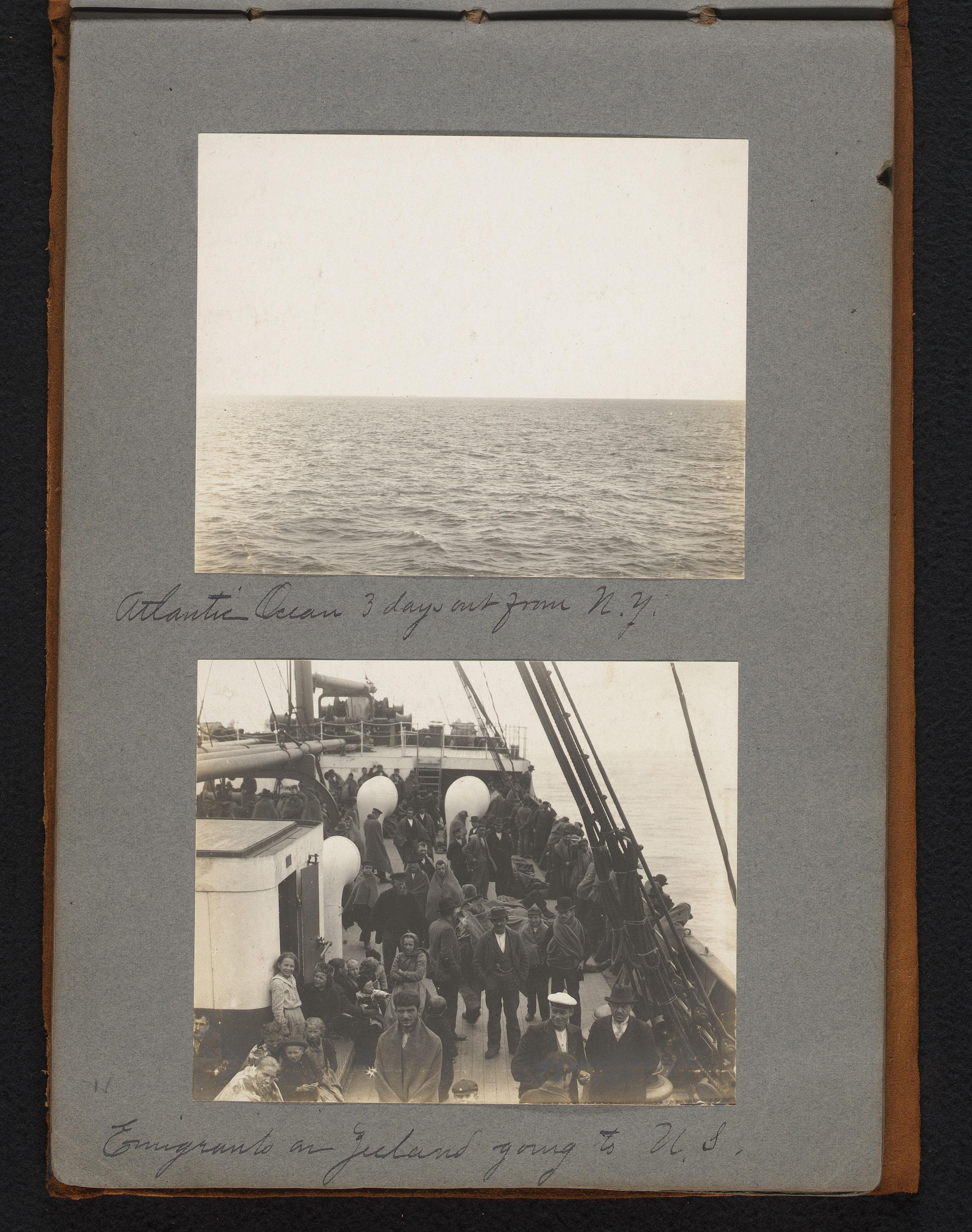 Gezicht op de Atlantische Oceaan en emigranten op het dek van stoomschip "The Zeeland", onderweg naar de Verenigde Staten van Amerika