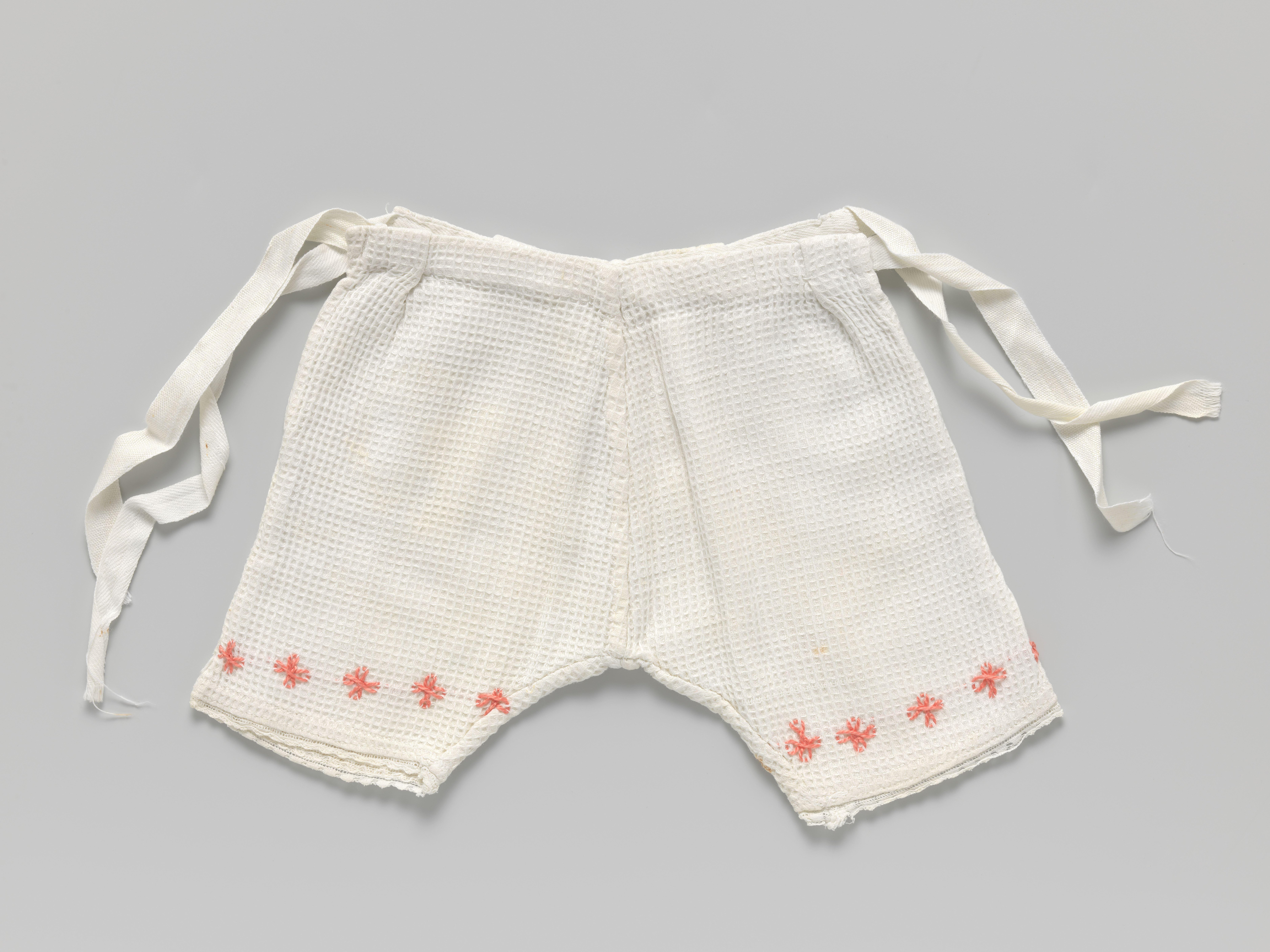 Broek met korte pijpen, van wafeltjesgoed met roze bloemen