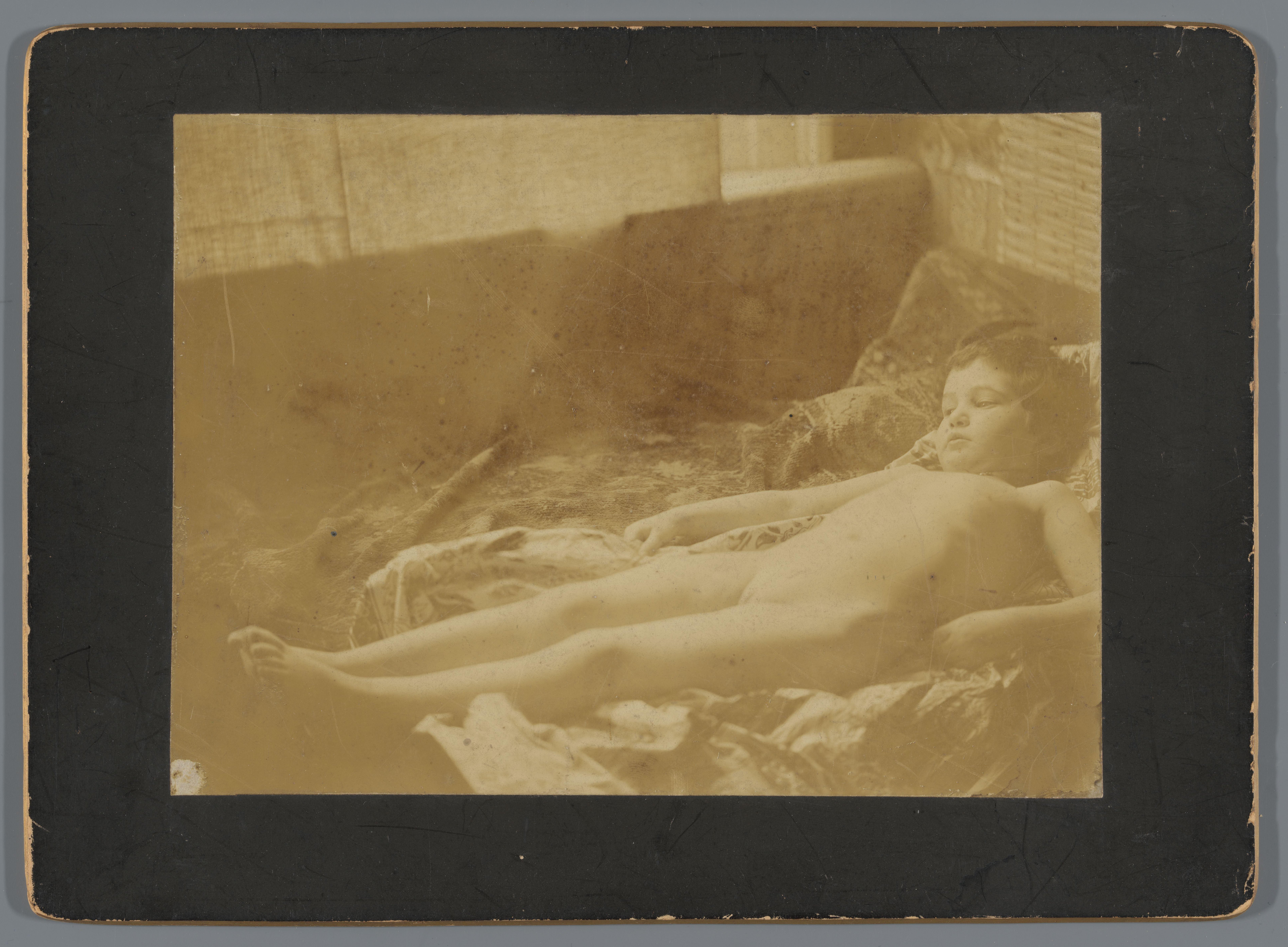Naakt meisje liggend op bed