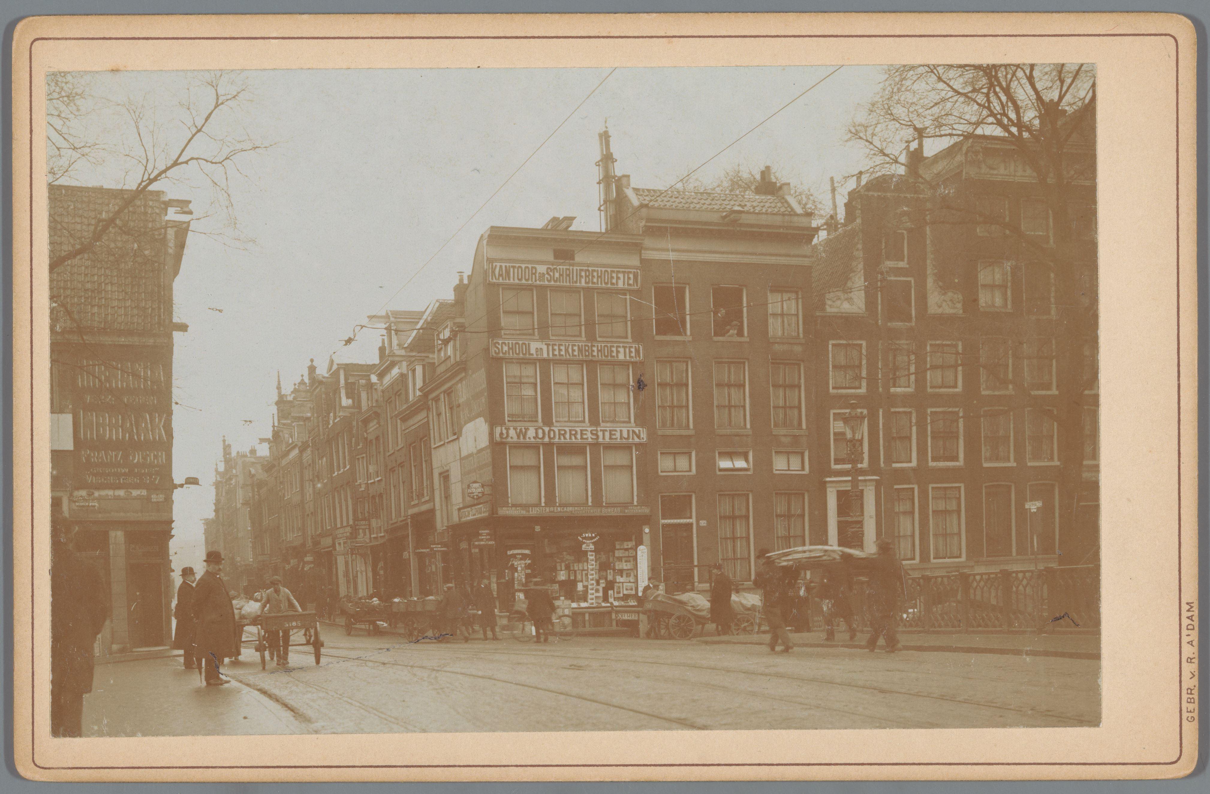 Gezicht op de Vijzelstraat vanaf de Keizersgracht in Amsterdam