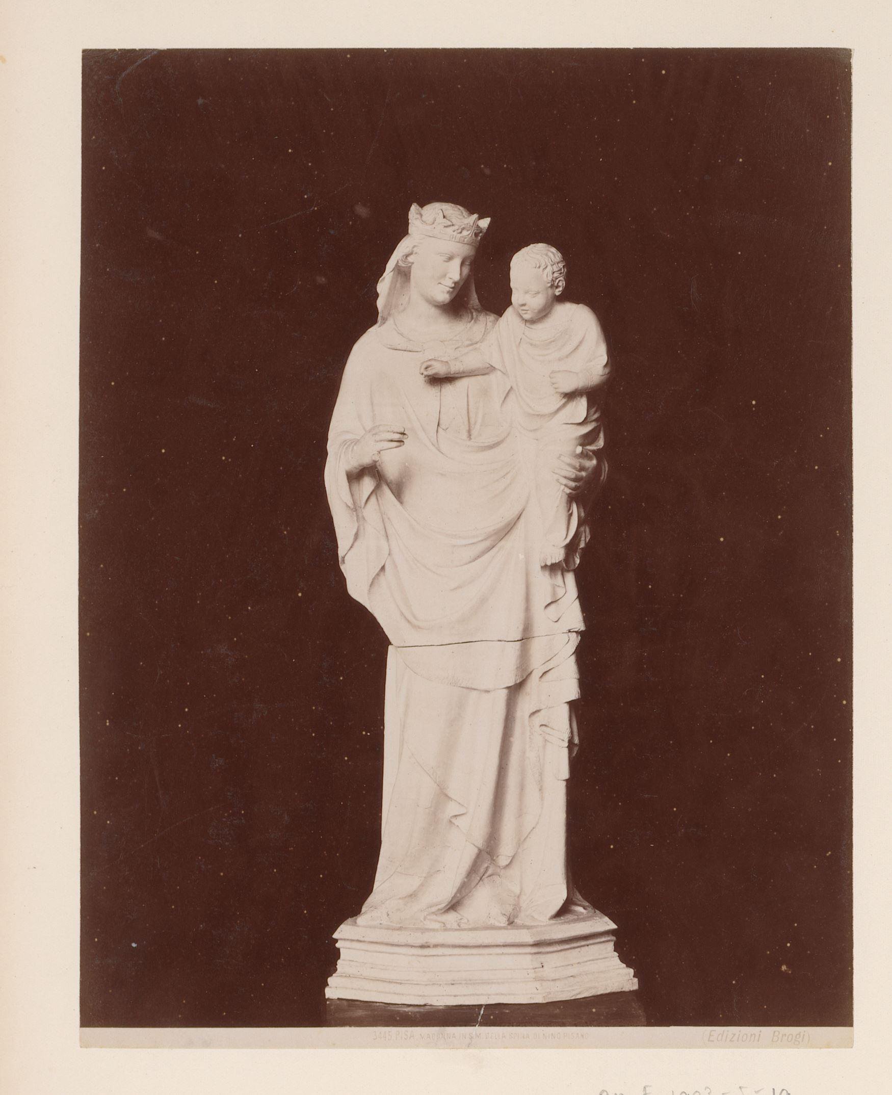 Standbeeld van Madonna met kind door Nino Pisano in het S. Maria della Spina te Pisa, Italië