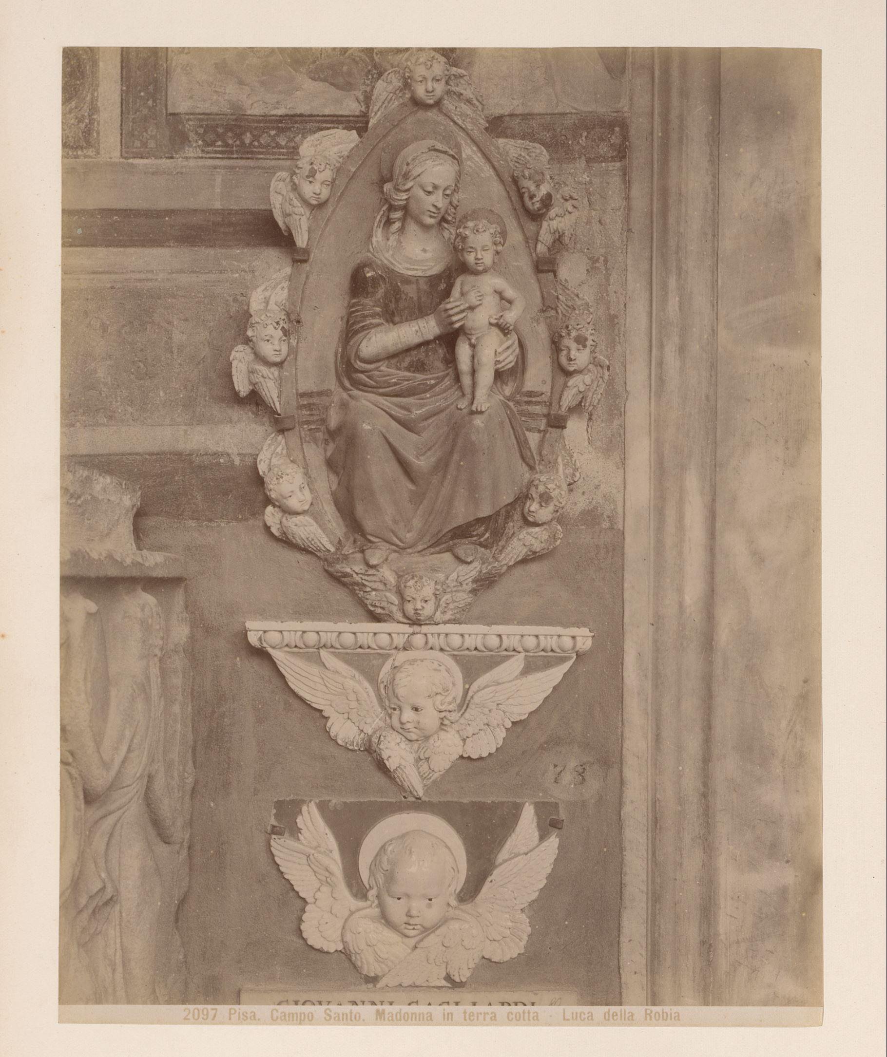 Sculptuur van Madonna met kind uit terracotta naar Luca della Robbia in het Camposanto te Pisa, Italië