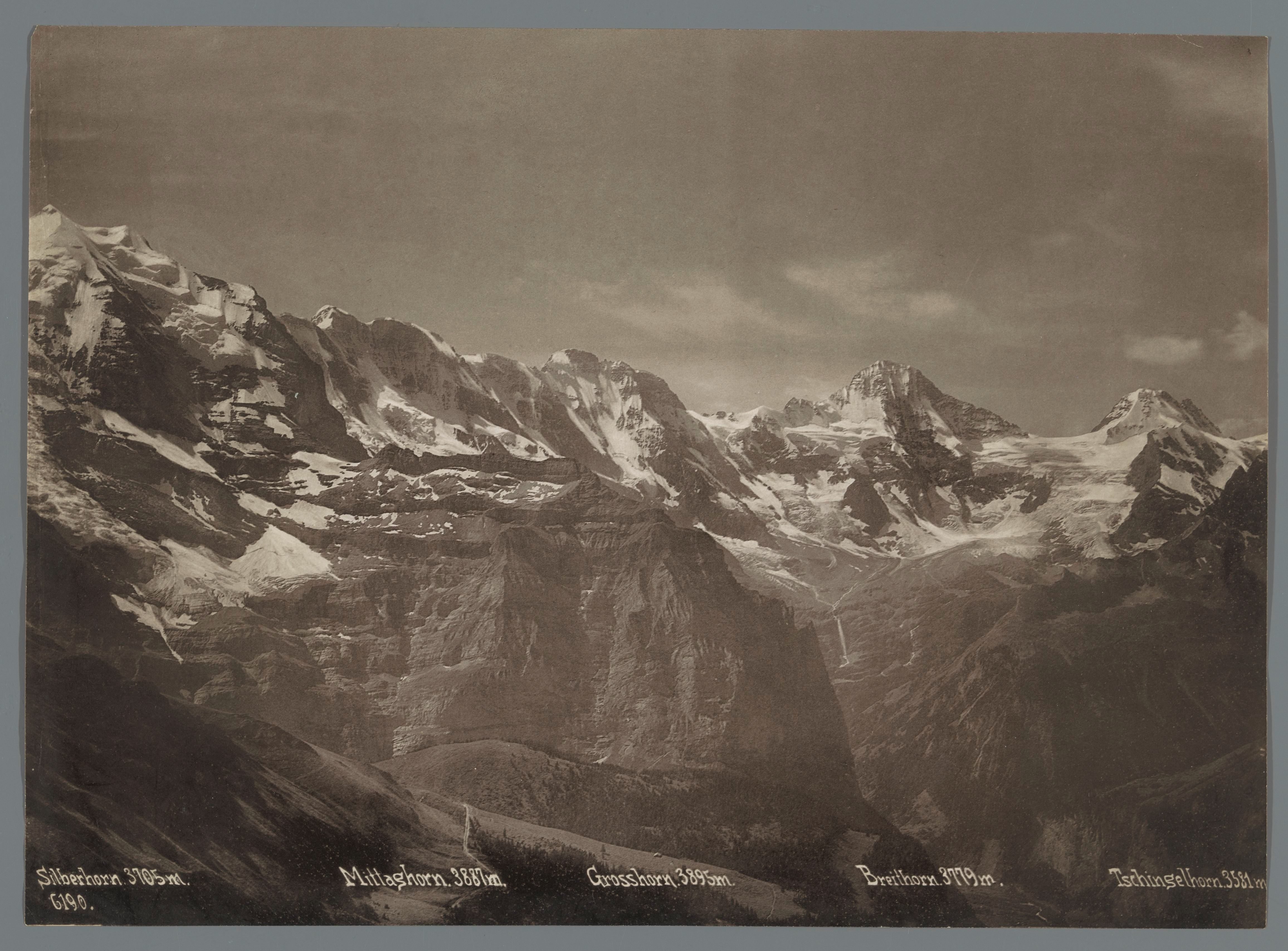 Gezicht op de Silberhorn, de Mittaghorn, de Grosshorn, de Breithorn en de Tschingelhorn in de Berner Alpen