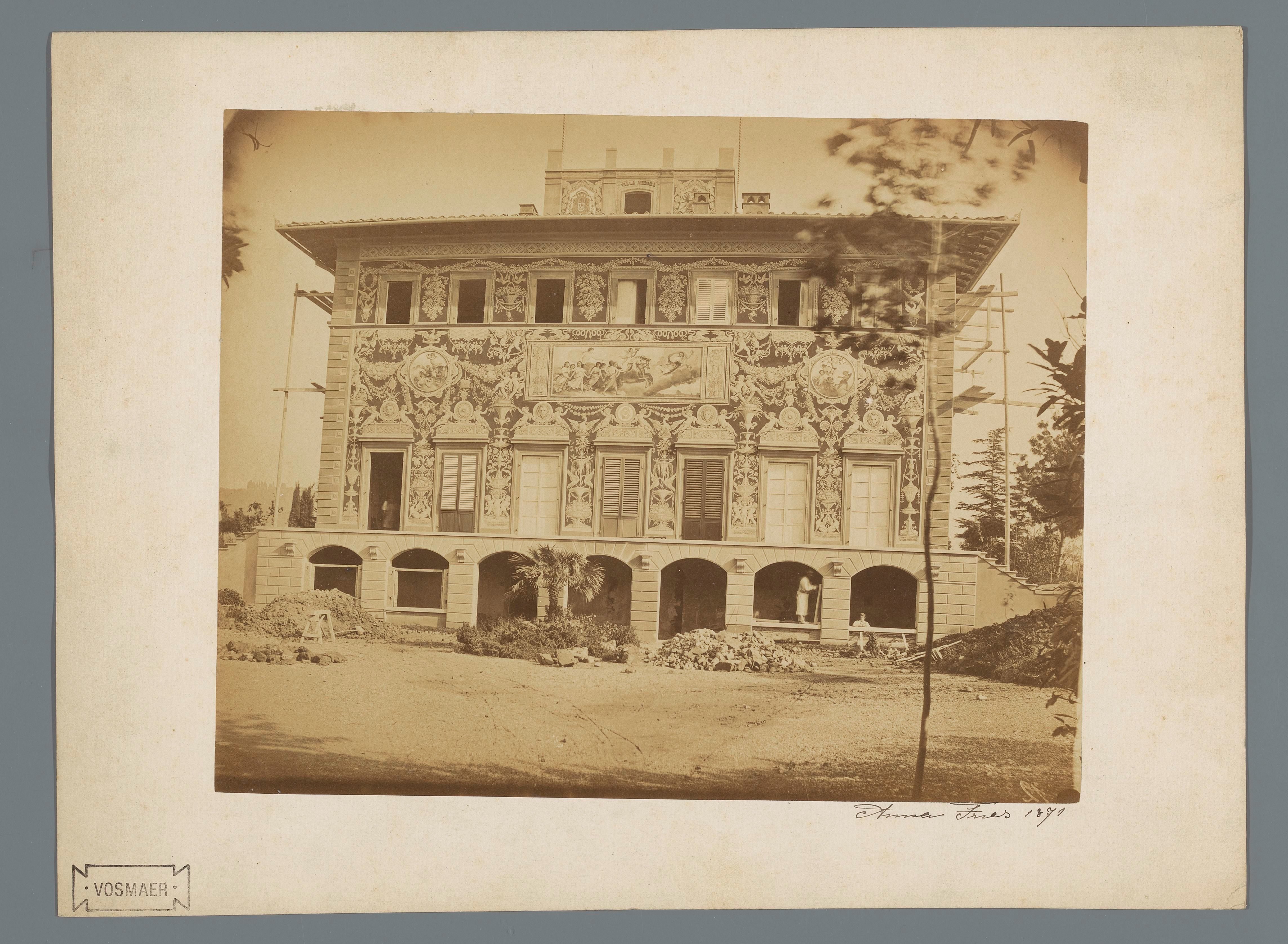 Voorgevel van een villa, vermoedelijk te Italië