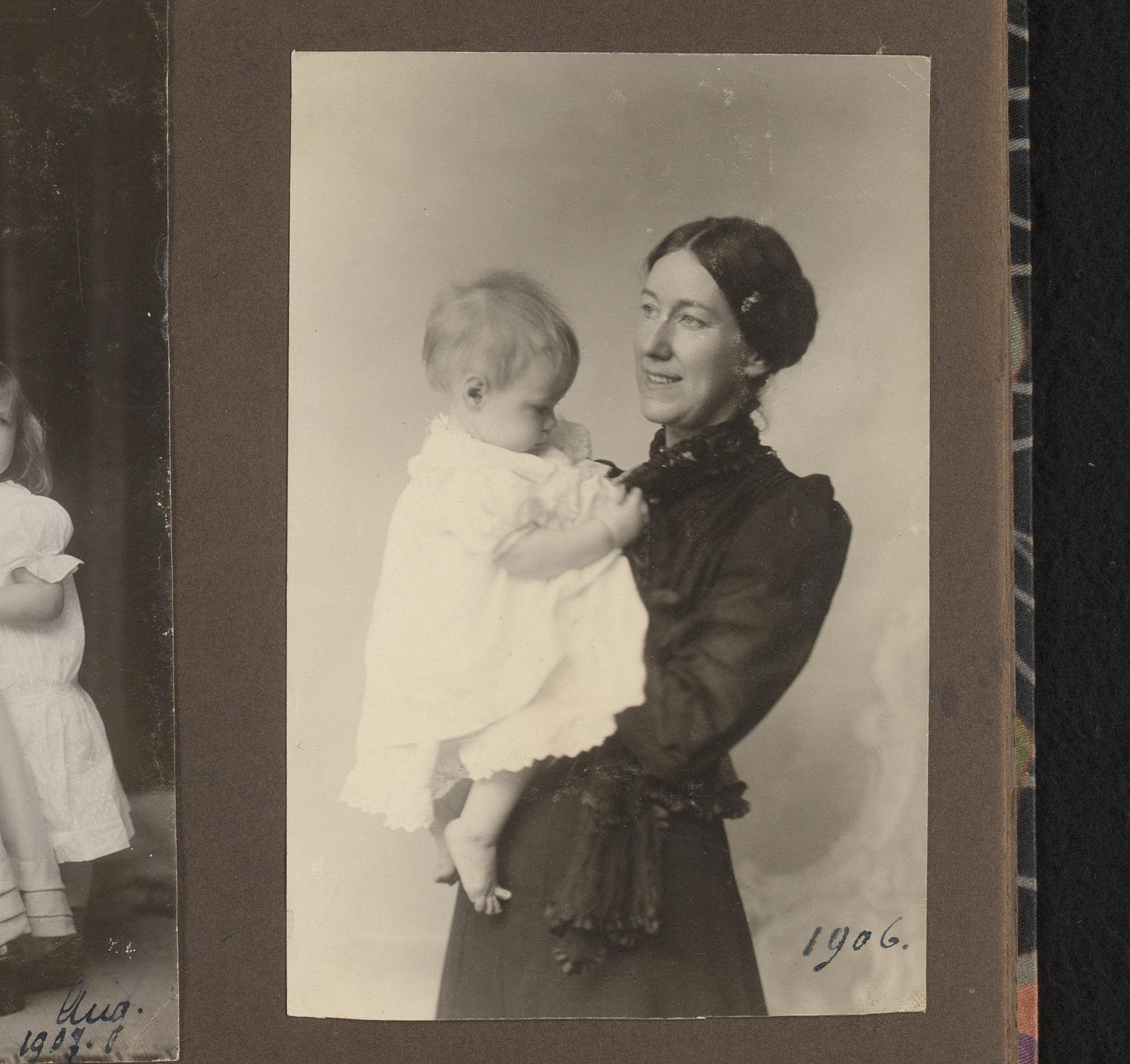 Portret van Elsa Diepenbrock met Joanna op de arm