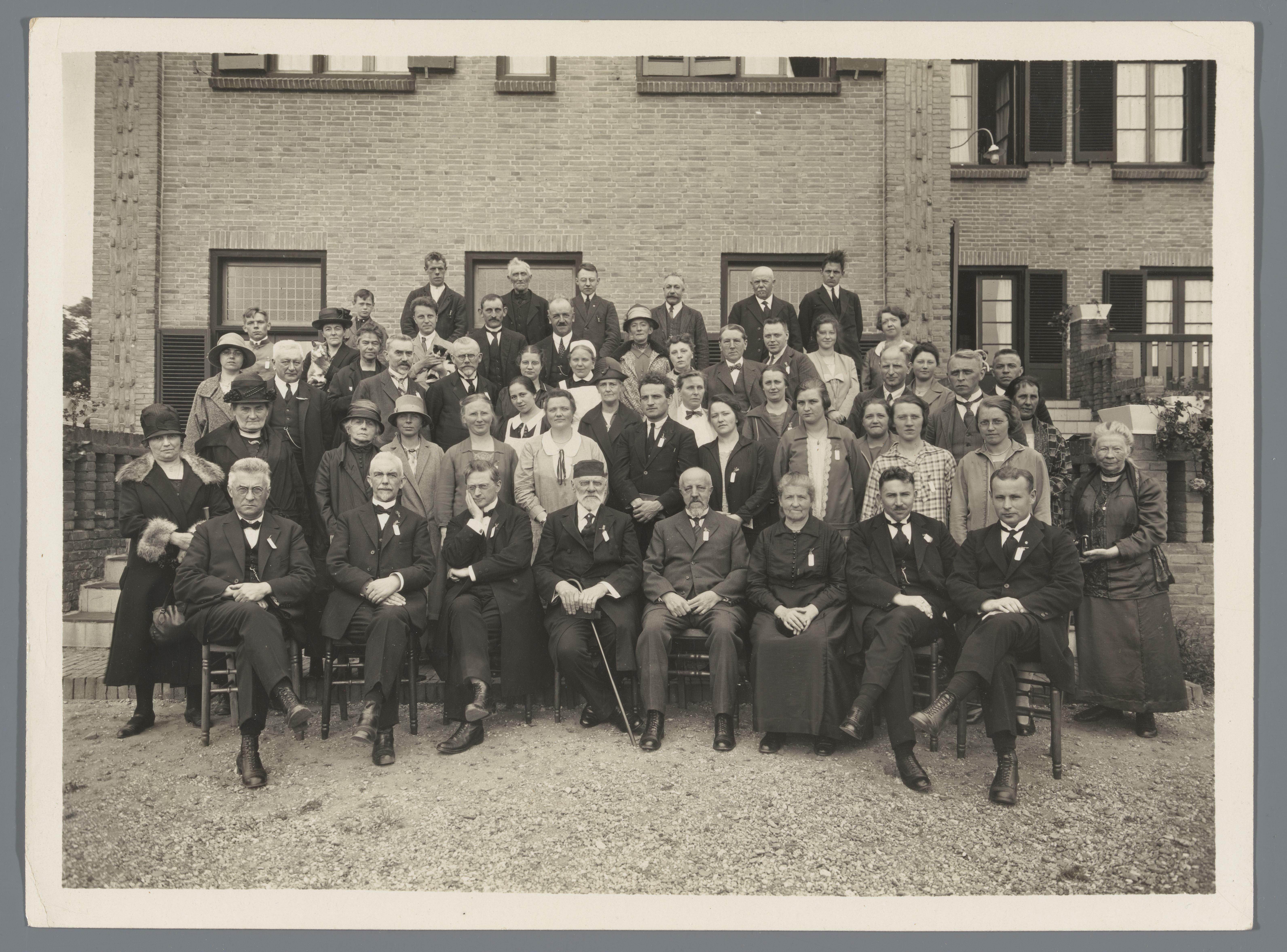 Groepsportret bij een conferentie te Amerongen in 1927, mogelijk met Marie Breitner-Jordan