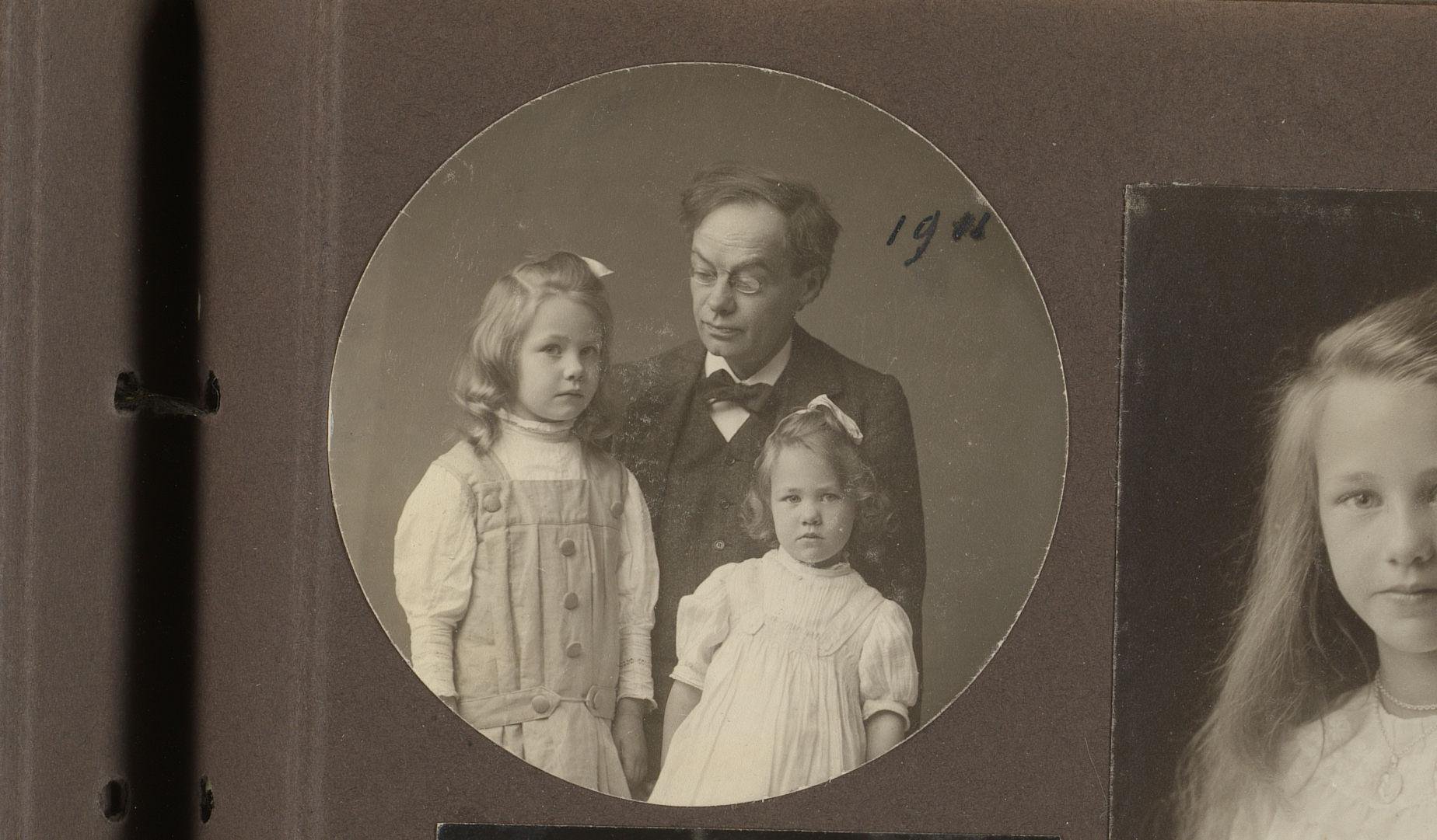 Portret van Alphons Diepenbrock met zijn dochters Joanna en Thea