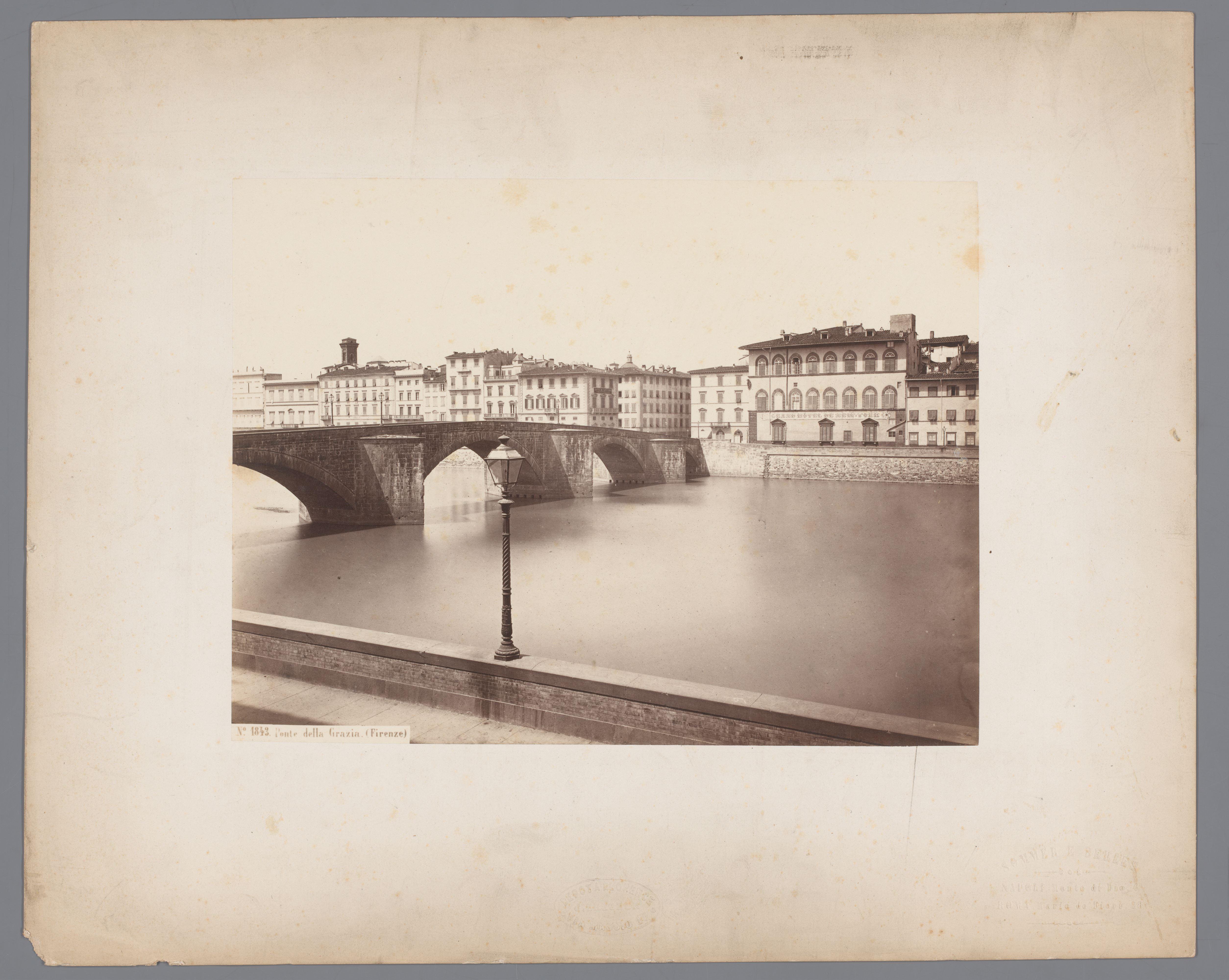 Gezicht op de Ponte della Grazia over de Arno te Florence, Italië