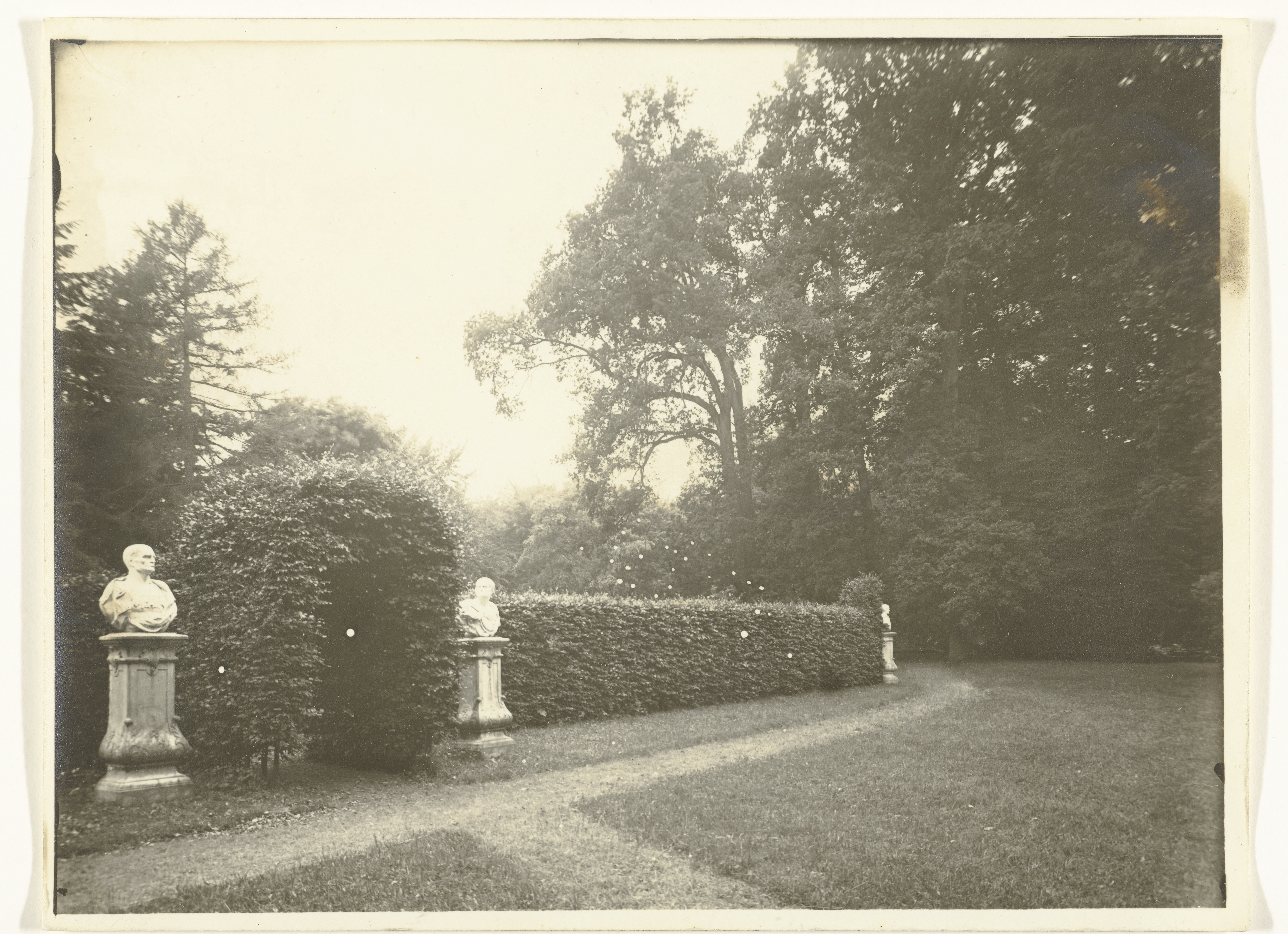 Gezicht in de tuin van Paleis Het Loo in Apeldoorn
