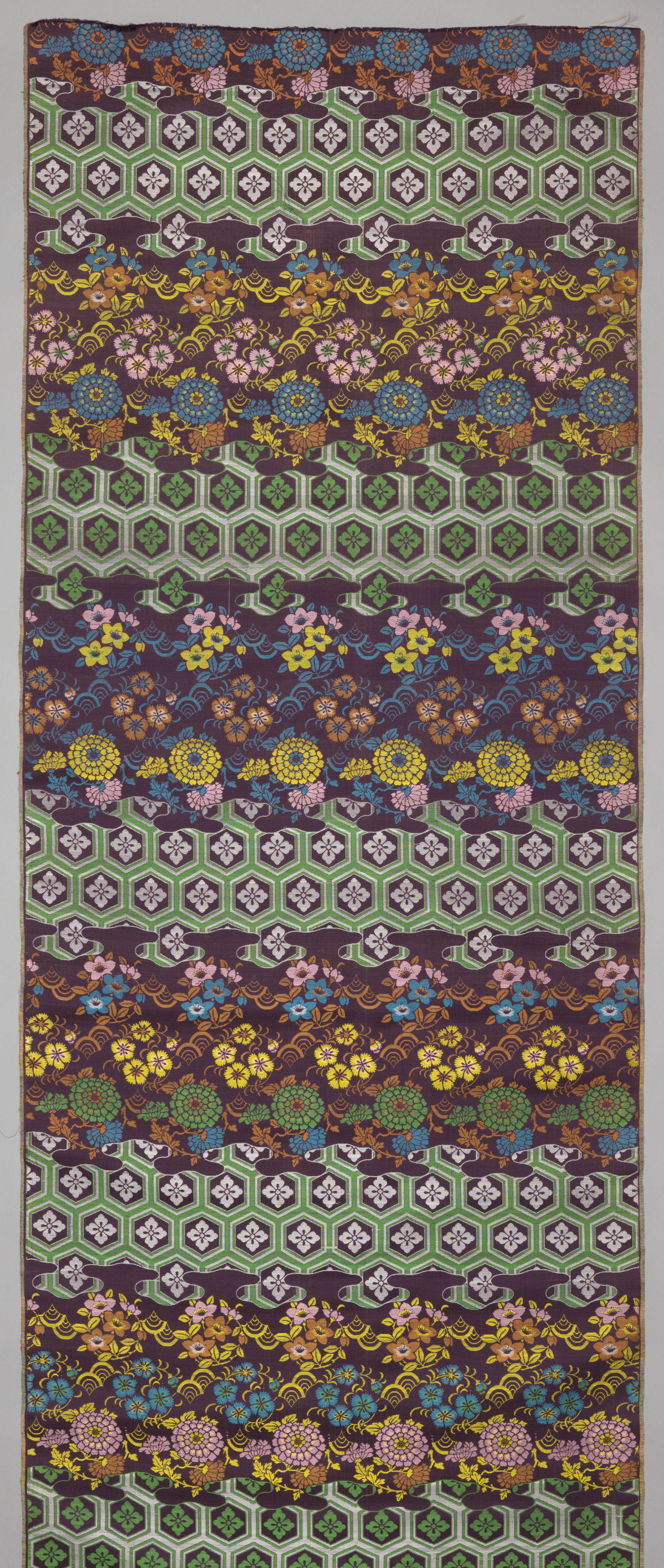 Baan zijde met dessin van horizontale banen met beurtelings dessin van geschakelde vijfhoeken gevuld met vierlobbige bloemen en van bloemen en bladeren in drie banen