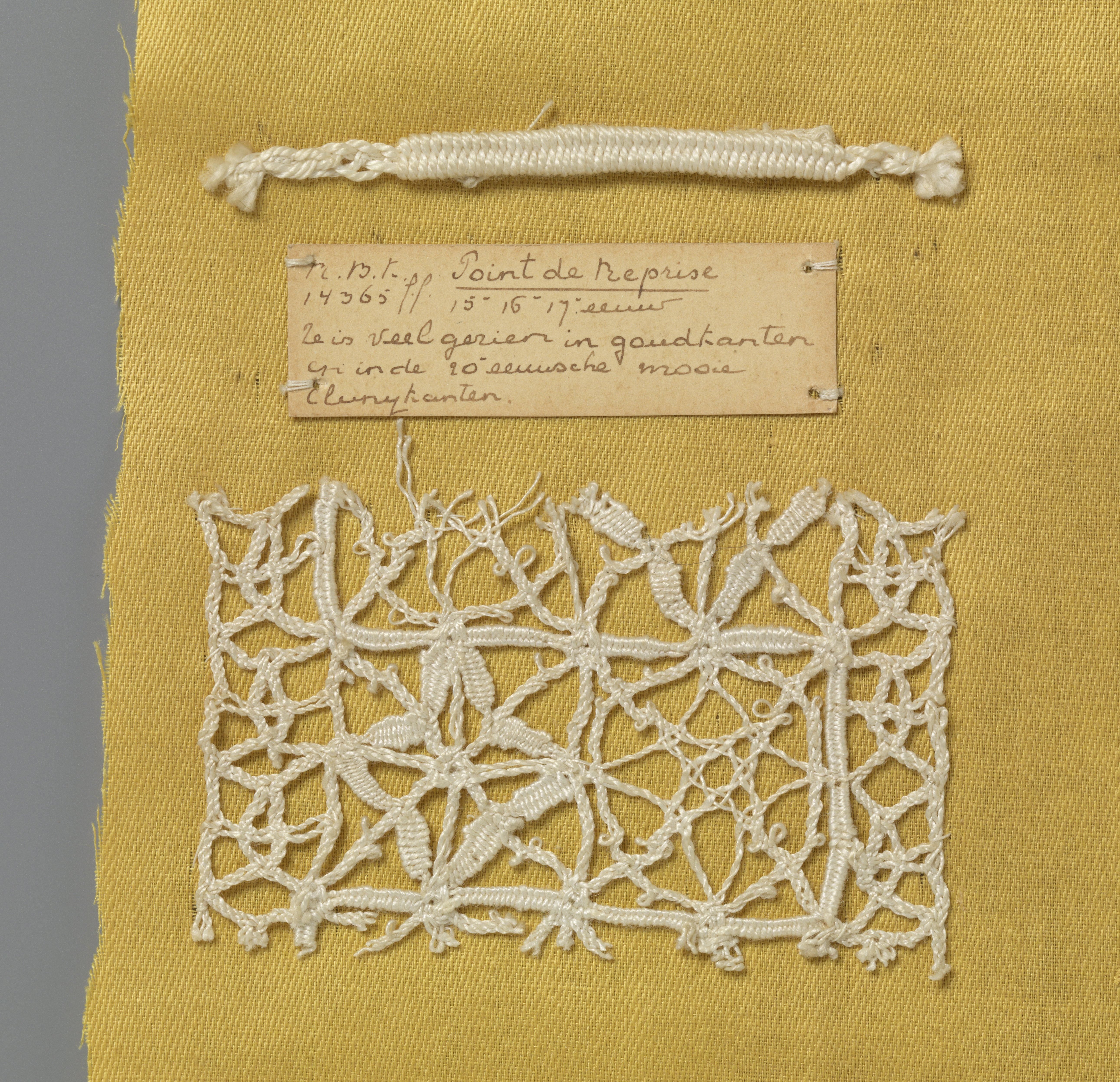 Staal kloskant met grove draad als voorbeeld van vormslag met daarbij een fragment kant waarin deze techniek is toegepast