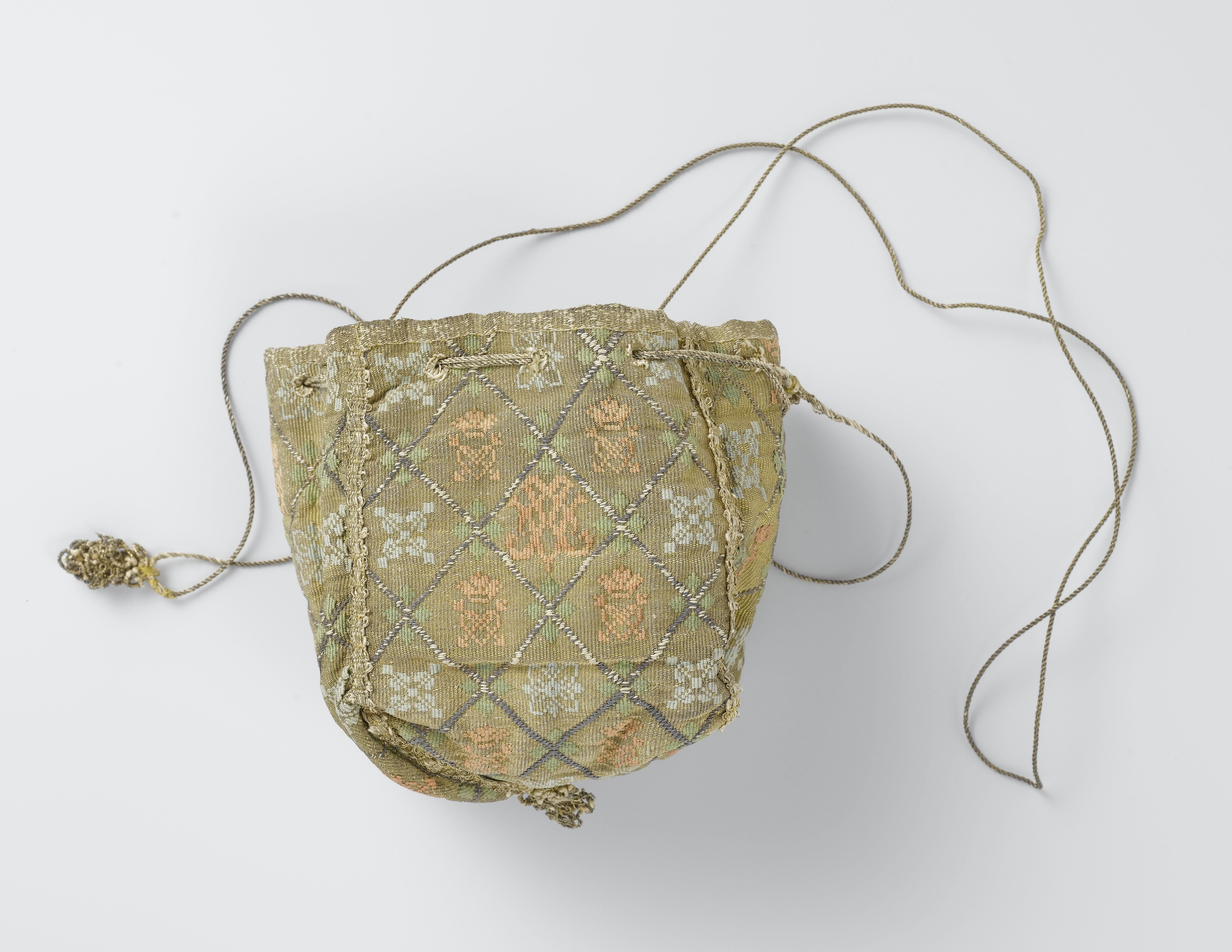 Beurs bestaande uit vier schildvormige delen van zilver- en goudbrokaat waarin ornamenten van een gekroond en met pijlen doorboord hart en monogram V en C (?) geweven