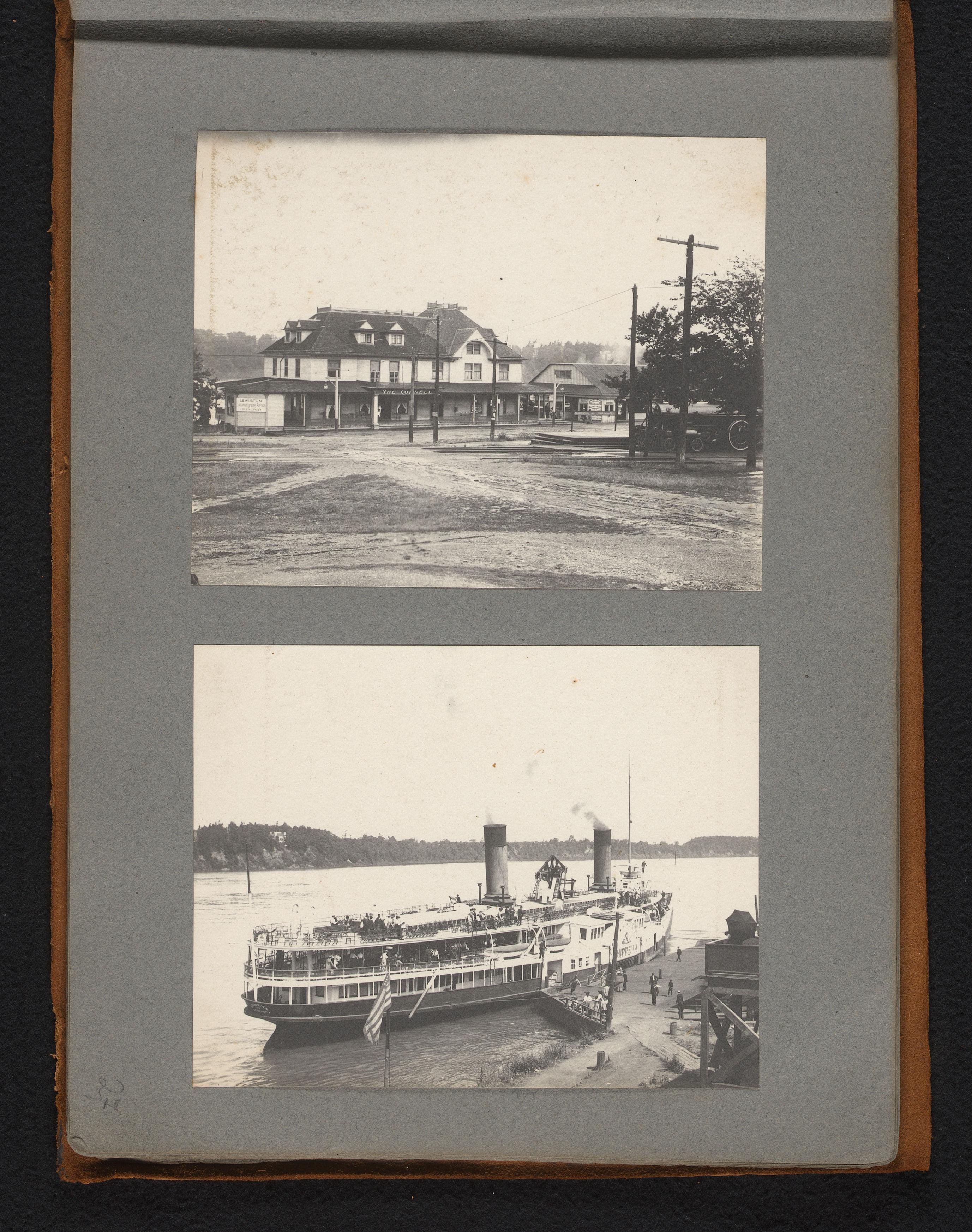 Gezicht op perron met locomotief en een aangemeerde stoomboot bij de Niagarawatervallen