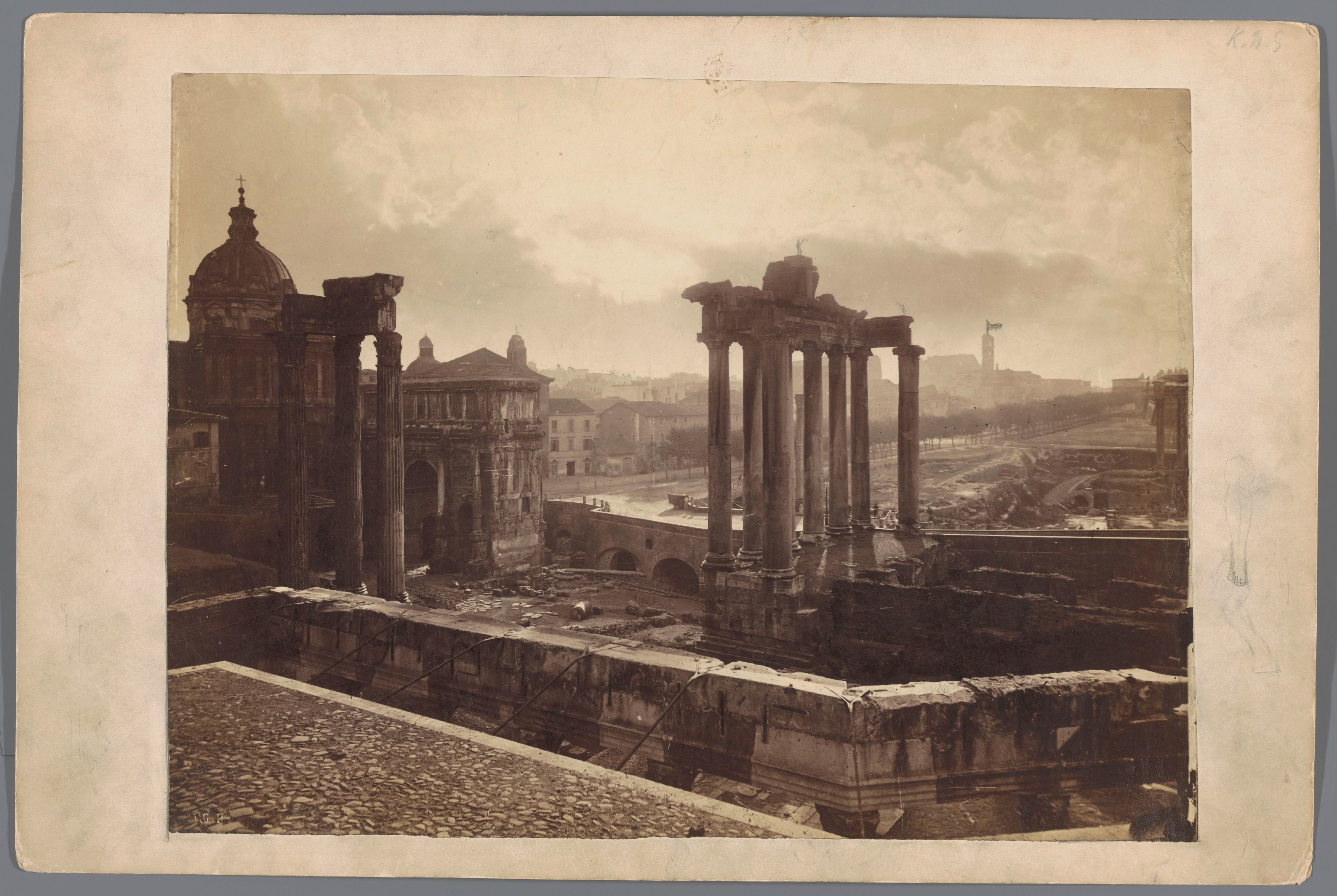 Gezicht op het Forum Romanum met de Tempel van Saturnus te Rome, Italië