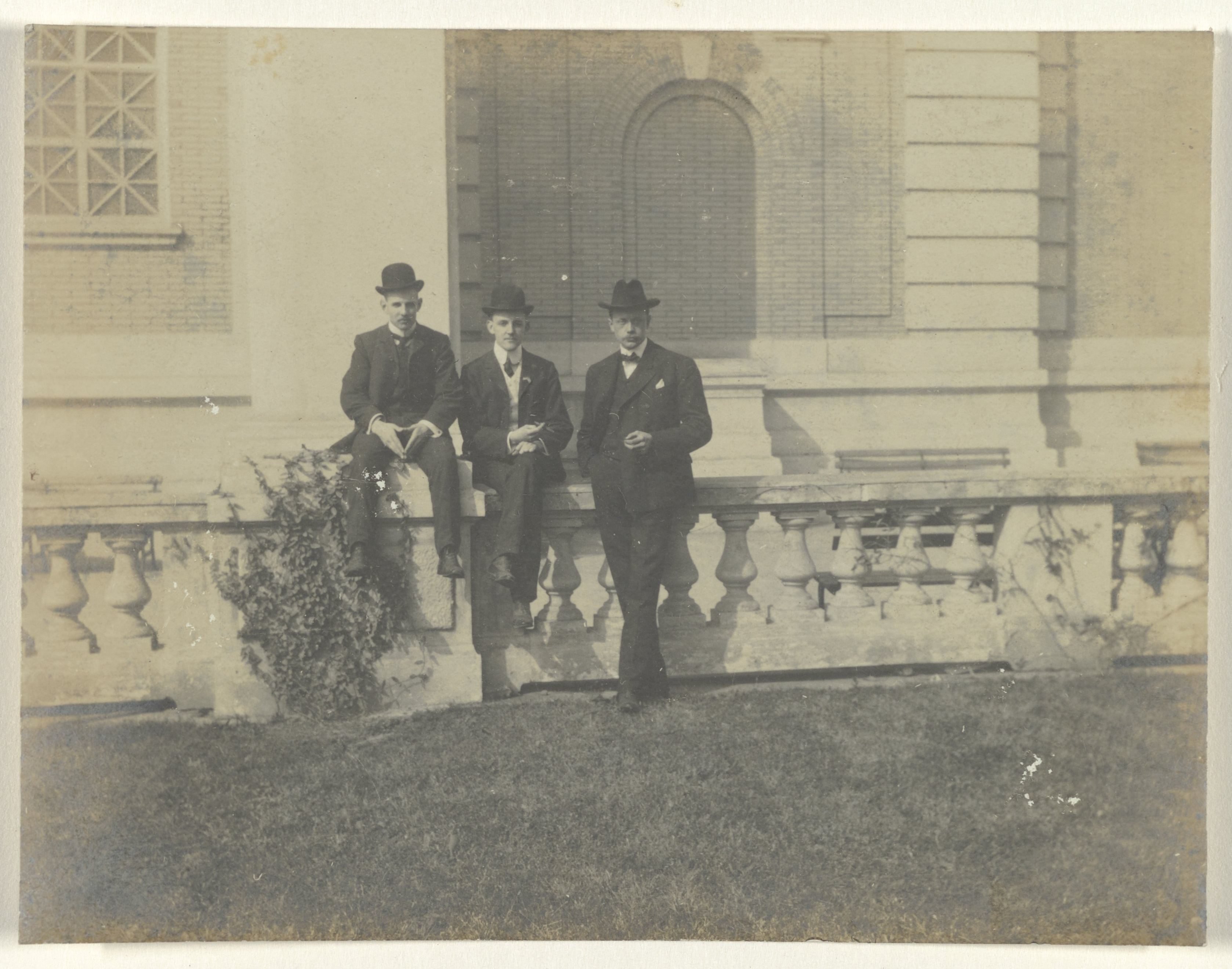 Reinders van Delft, Tony Artz en Jan C. Schüller voor het terras van het Art Building, tijdens de wereldtentoonstelling in St. Louis (Louisiana Purchase Exposition)