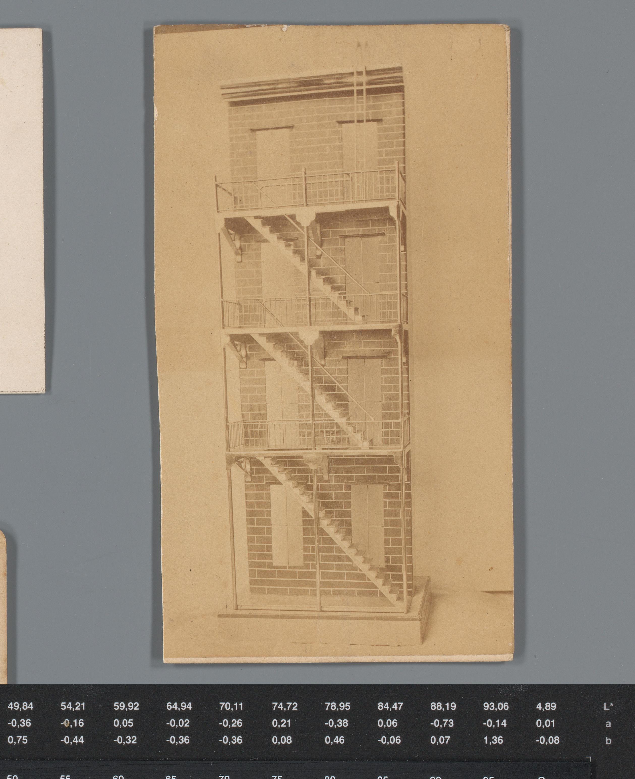 Reclame voor een staalwerk van Edwards, Clarke & Co., Providence, met maquette van de voorzijde van een pand met stalen galerijen en brandtrappen