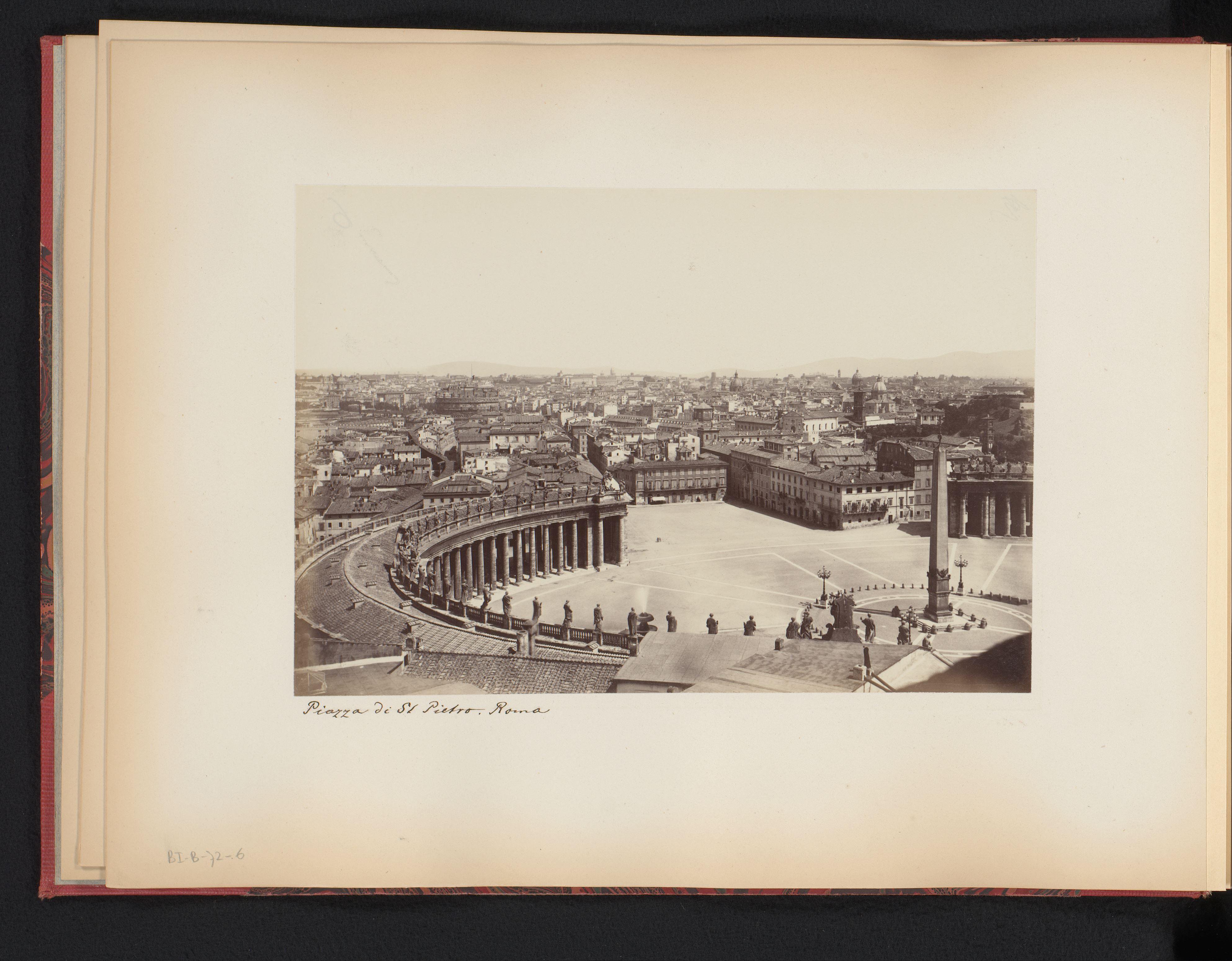Sint-Pietersplein gezien vanaf de Sint-Pietersbasiliek te Vaticaanstad, Italië