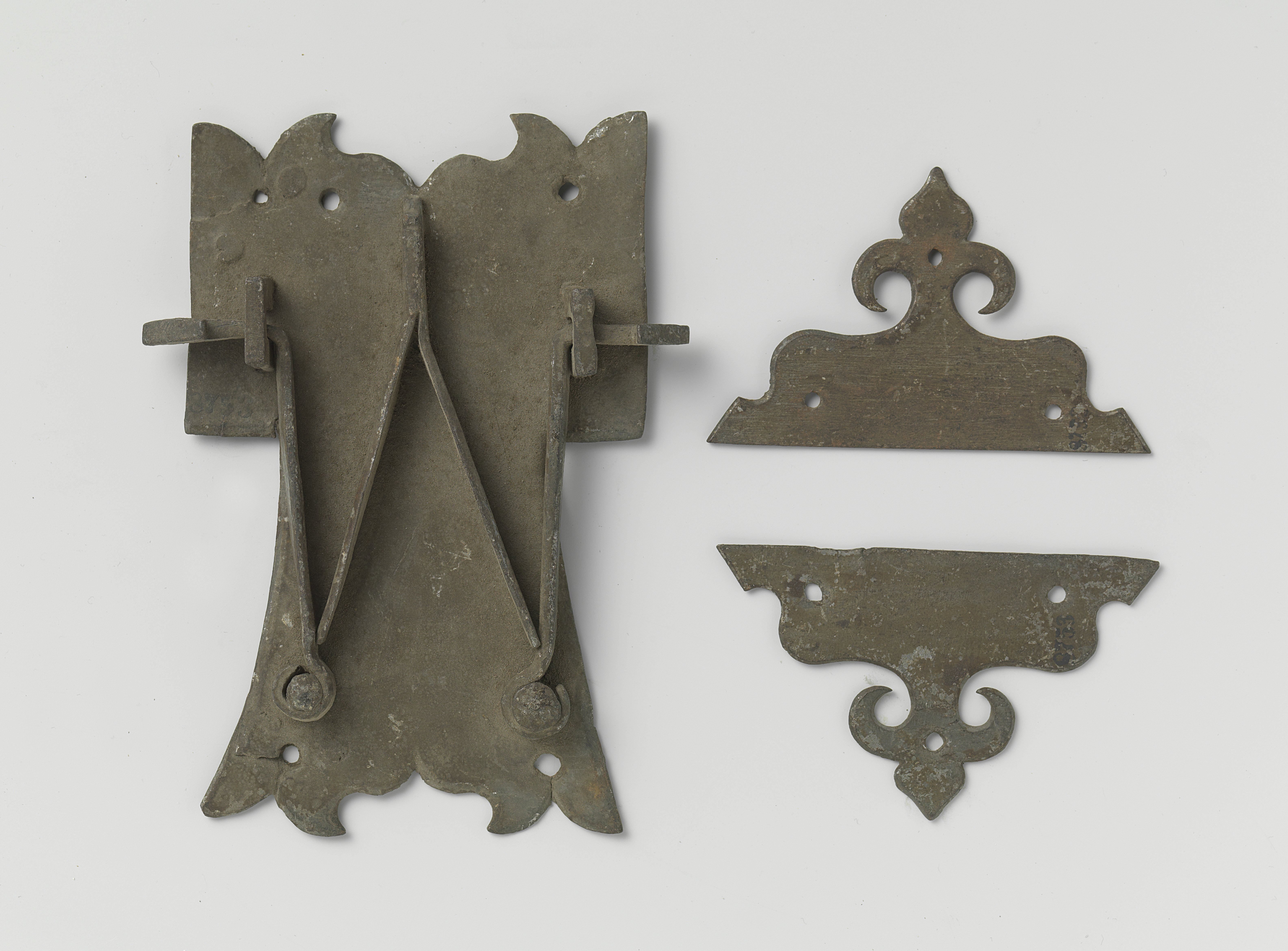 Double latch with two plates