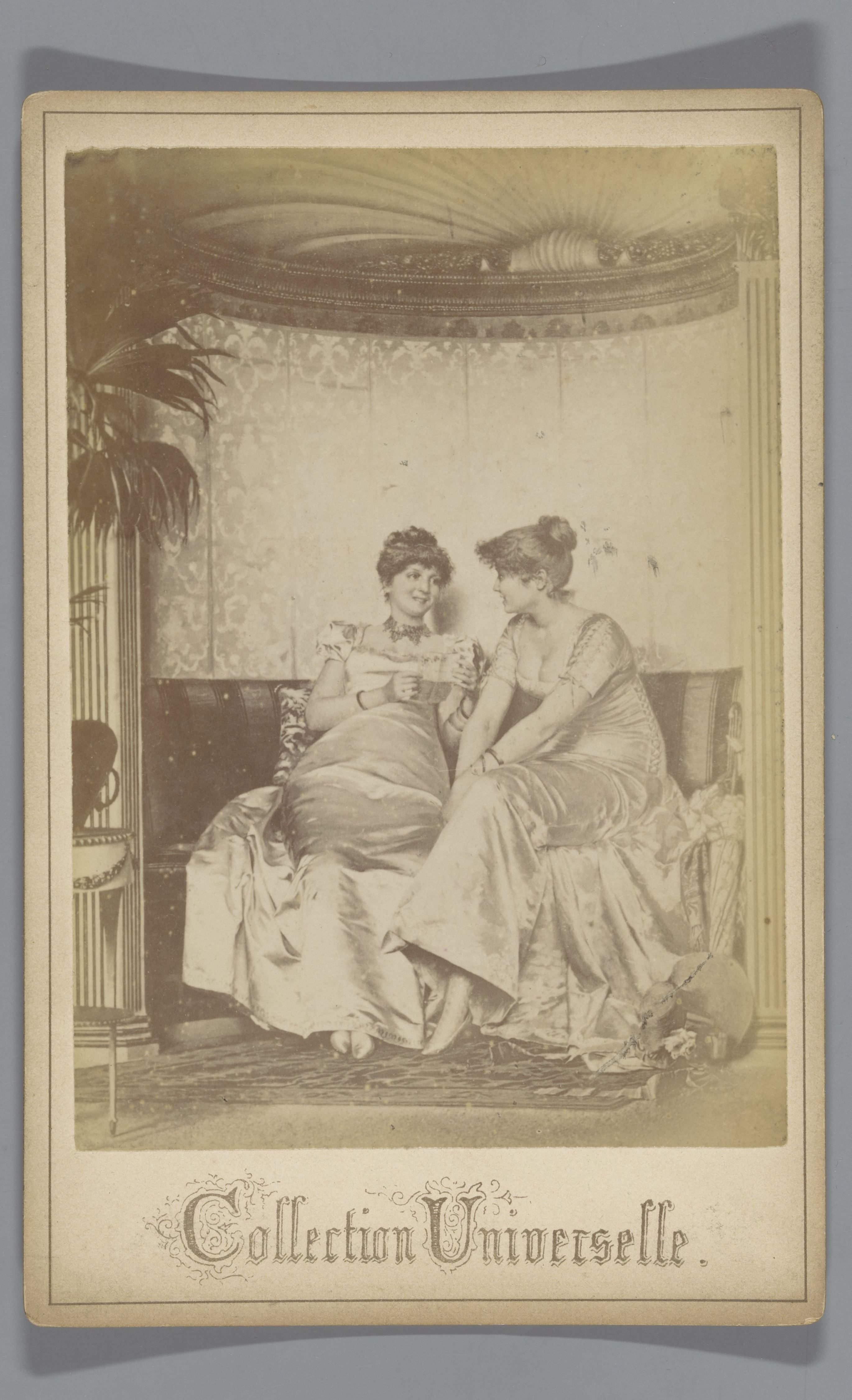 Fotoreproductie van een schilderij van twee jonge vrouwen in gesprek