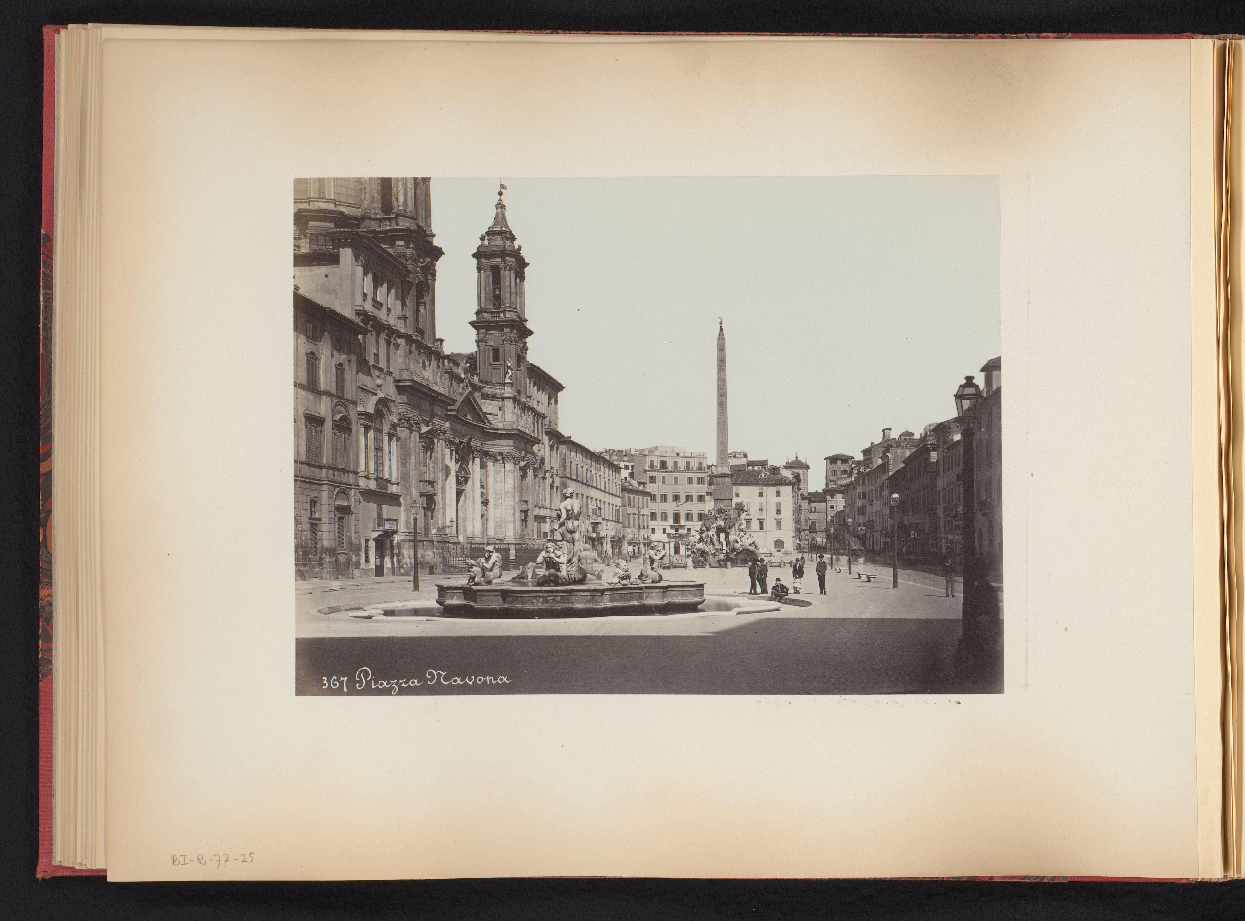 Gezicht op het Piazza Navona met fontein te Rome, Italië