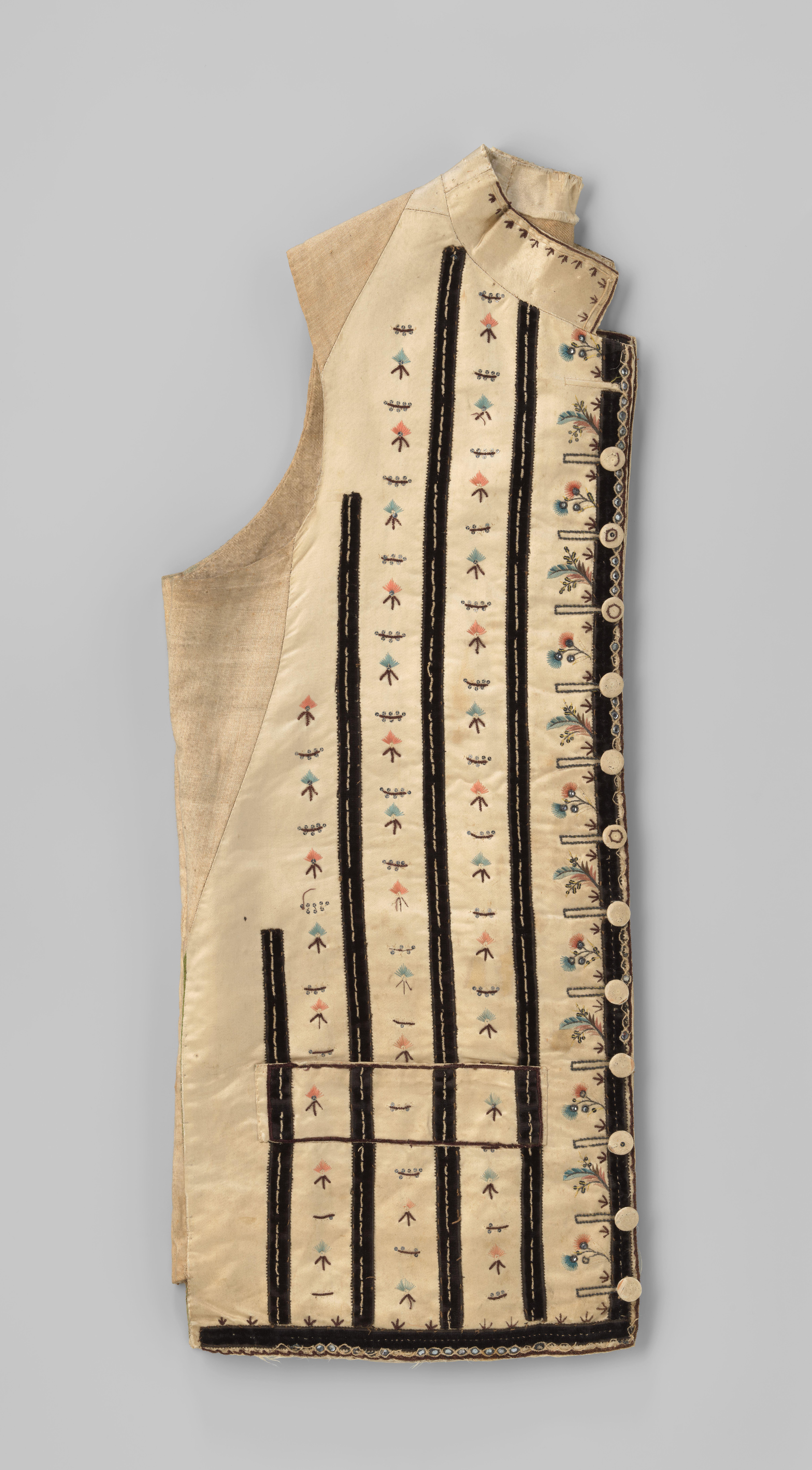 Vest met staande kraag van wit satijn, versierd met zwarte fluwelen strepen met crème chenille en geborduurde strooi- en bloemmotieven met lovers en blauwe stenen; 12 knopen.