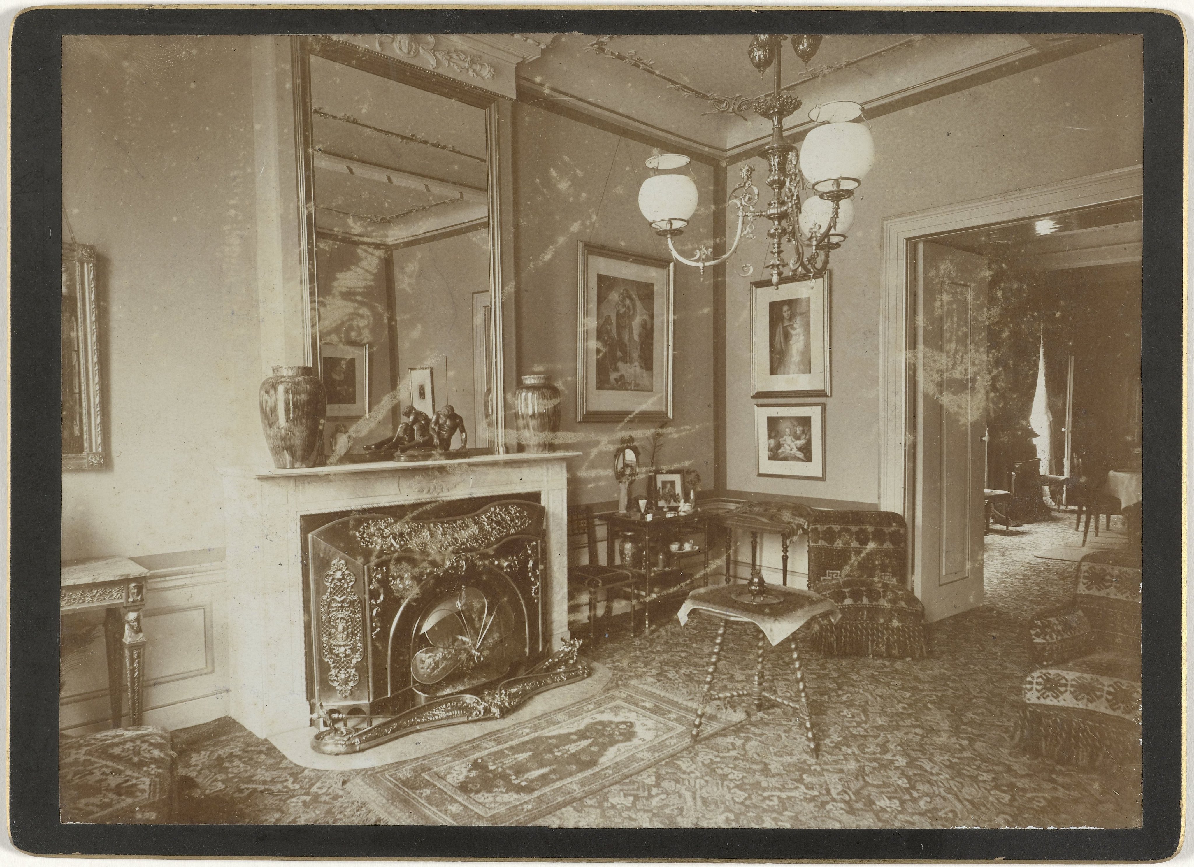 Interieur van het woonhuis van Edouard Quarles van Ufford en zijn echtgenote Clara Catharina May Twiss op Janskerkhof 25 in Utrecht