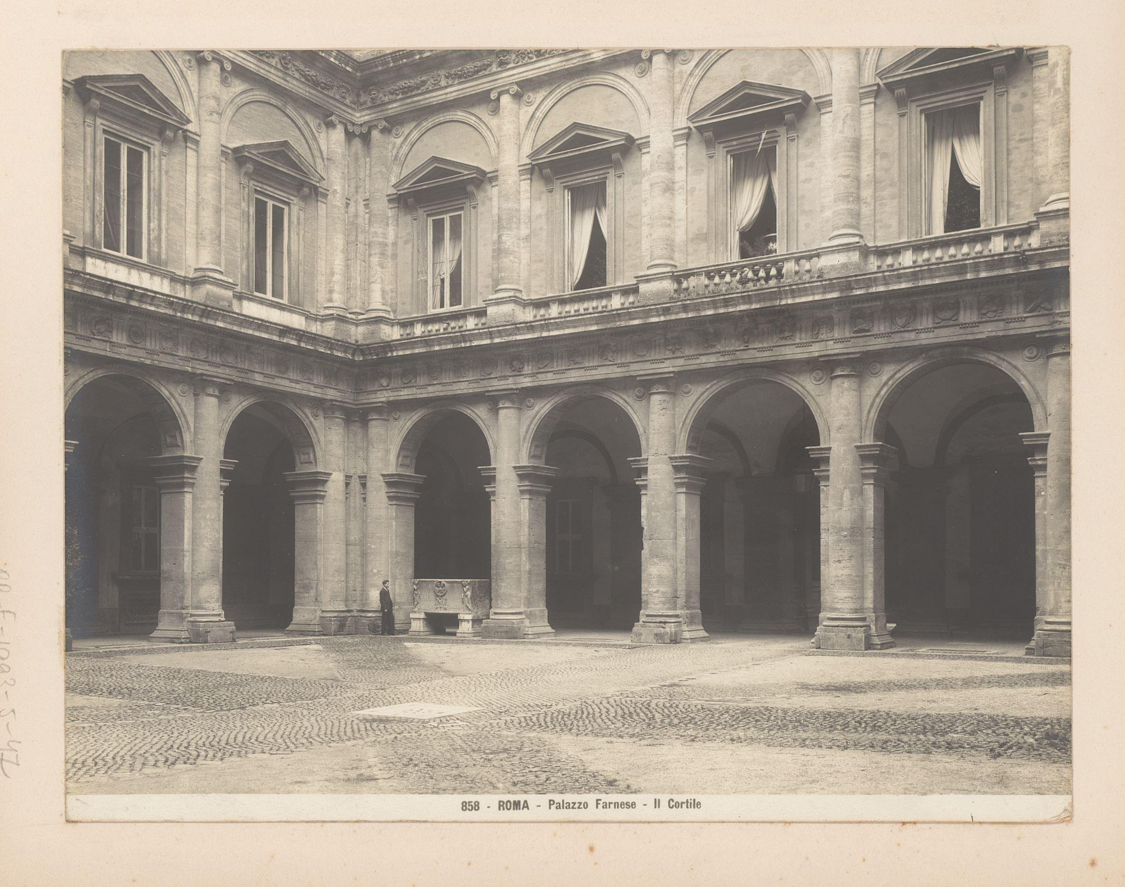 Gezicht op de binnenplaats van het Palazzo Farnese te Rome