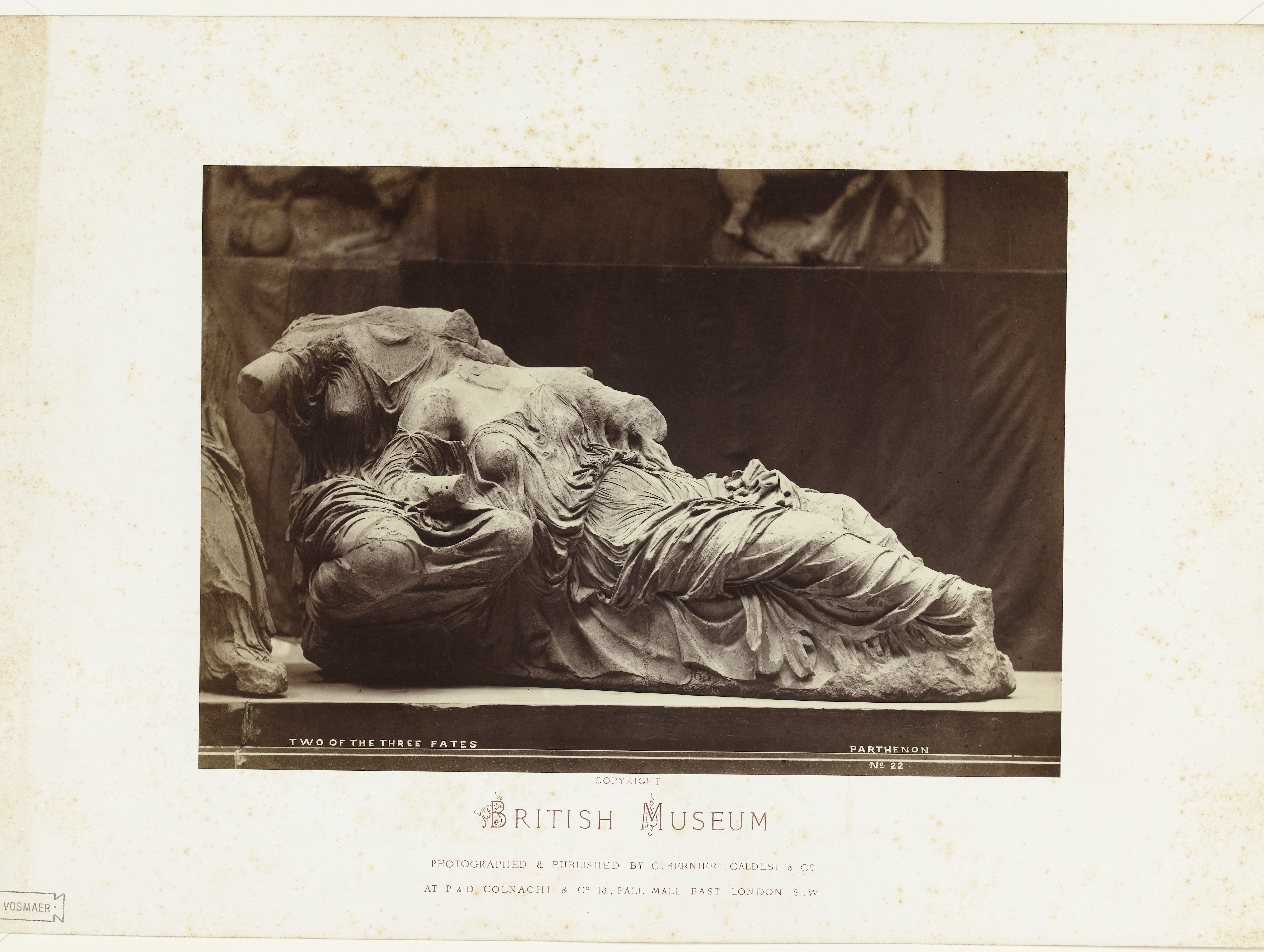 Sculptuur van twee schikgodinnen van het Parthenon