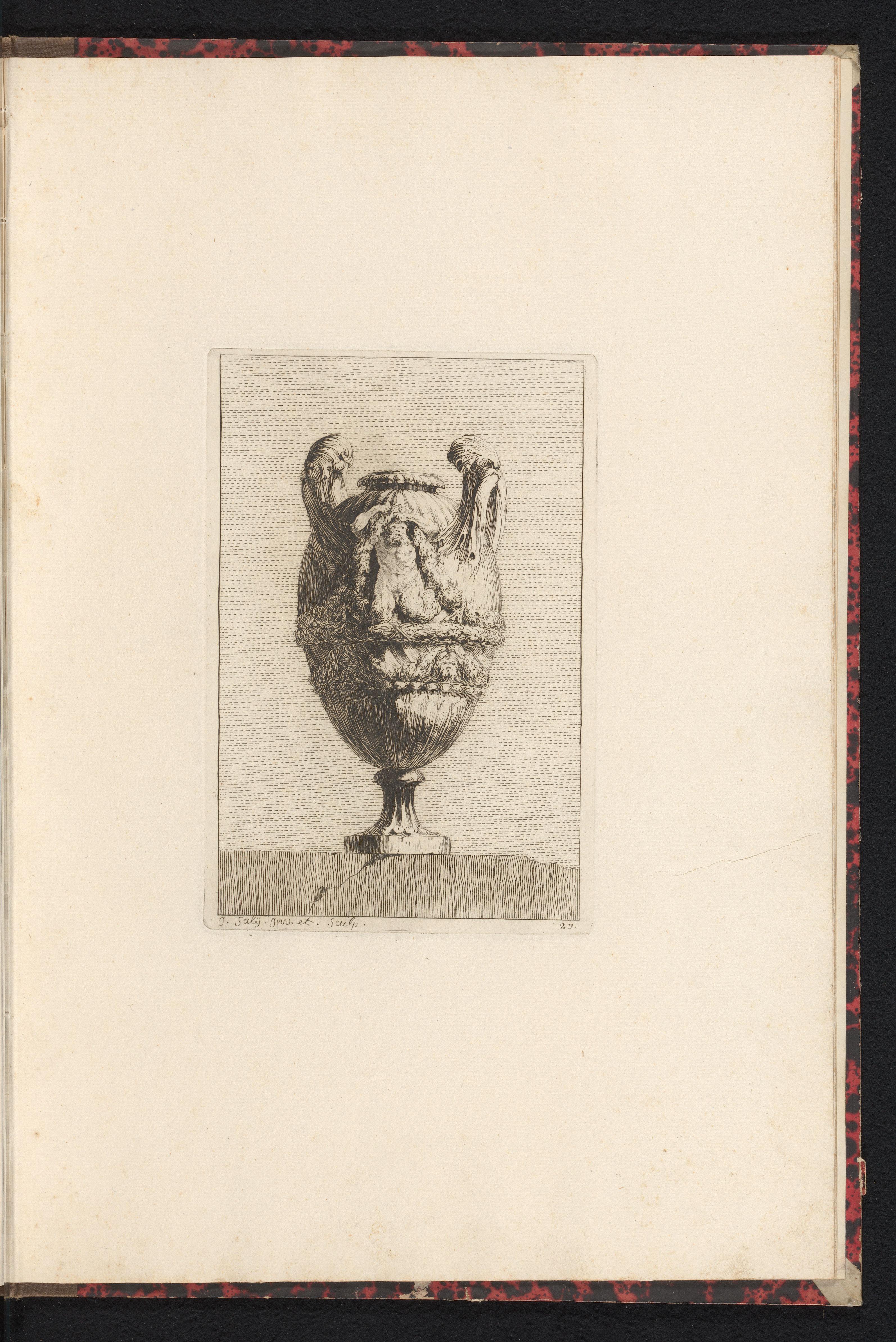 Vaas met mascarons en een meerman onder een guirlande