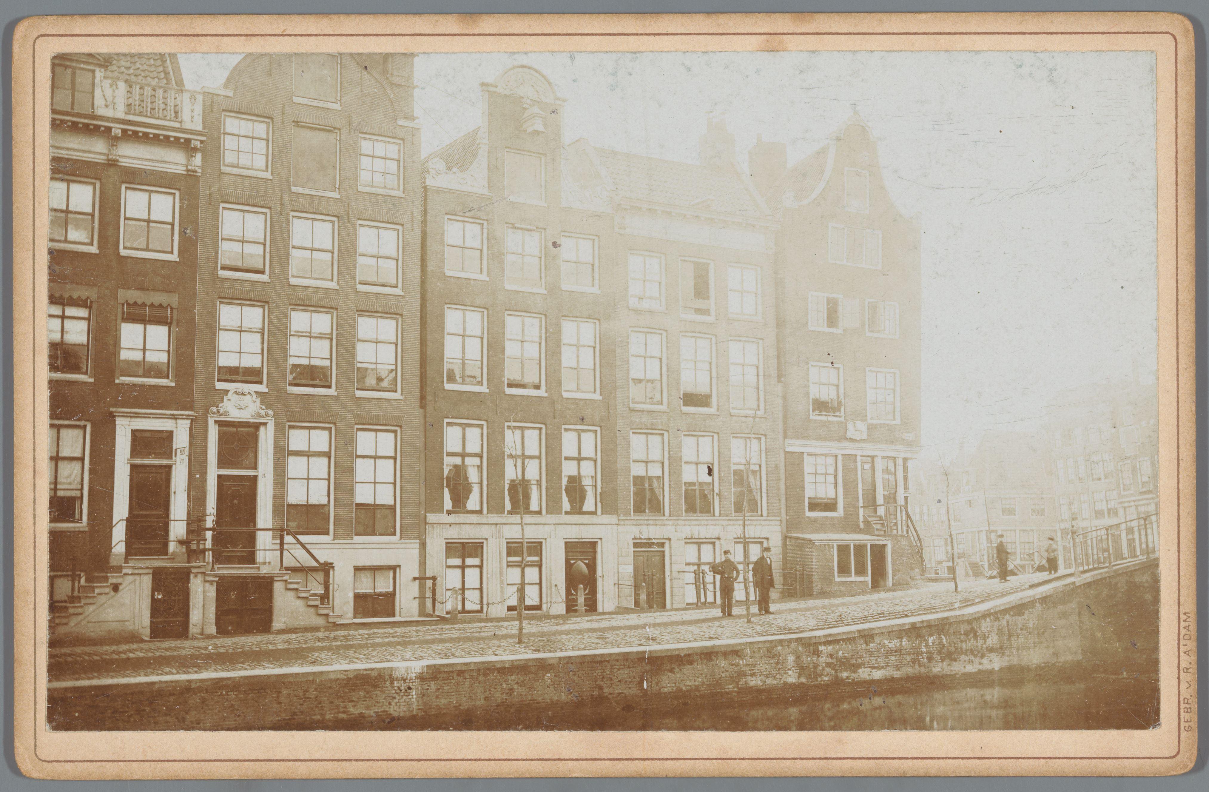 Huizen aan de Prinsengracht ter hoogte van de Spiegelgracht in Amsterdam