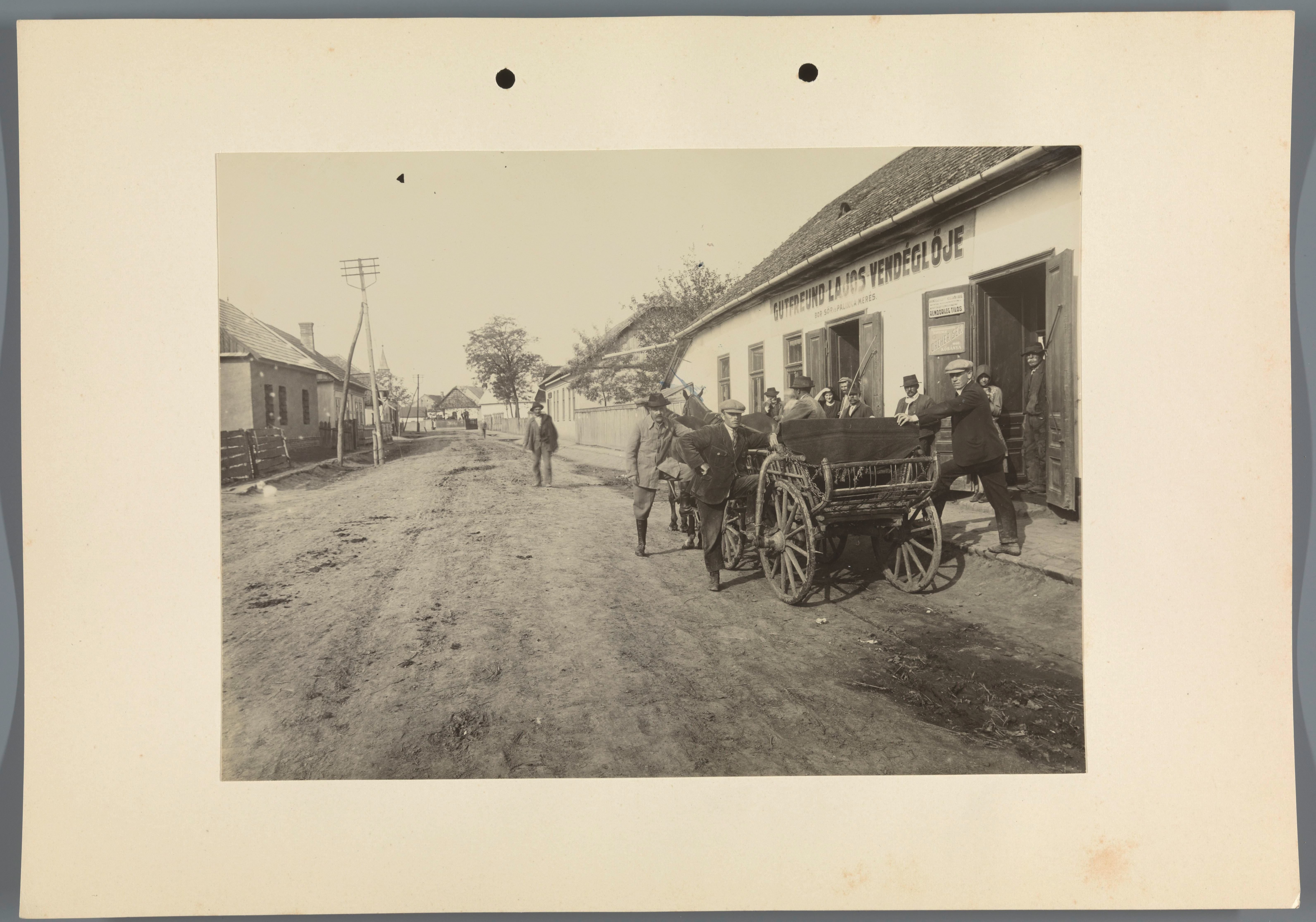 Koets en reisgezelschap in een straat te Tószeg