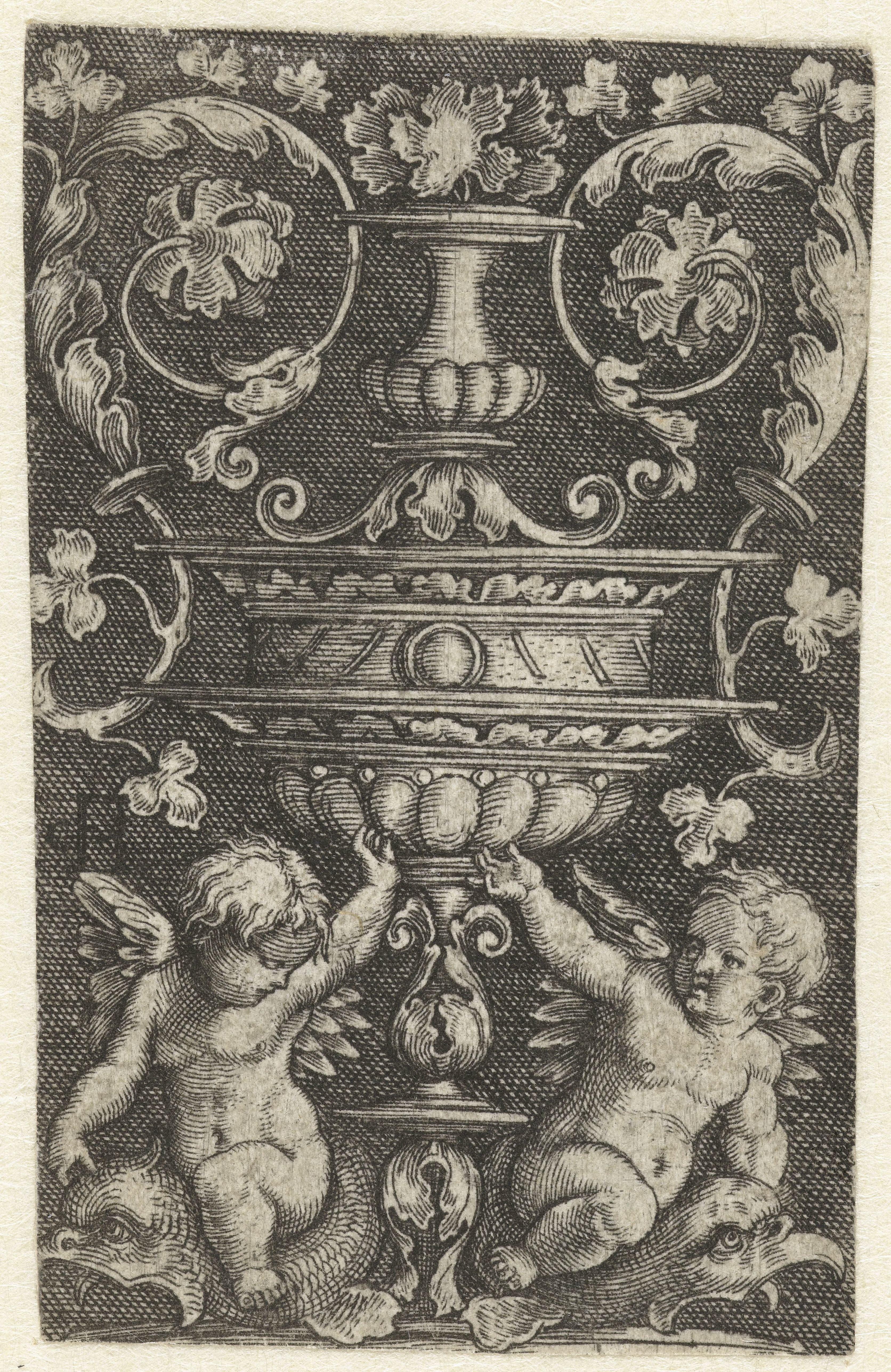 Ornament met twee putti op dolfijnen onder een vaas