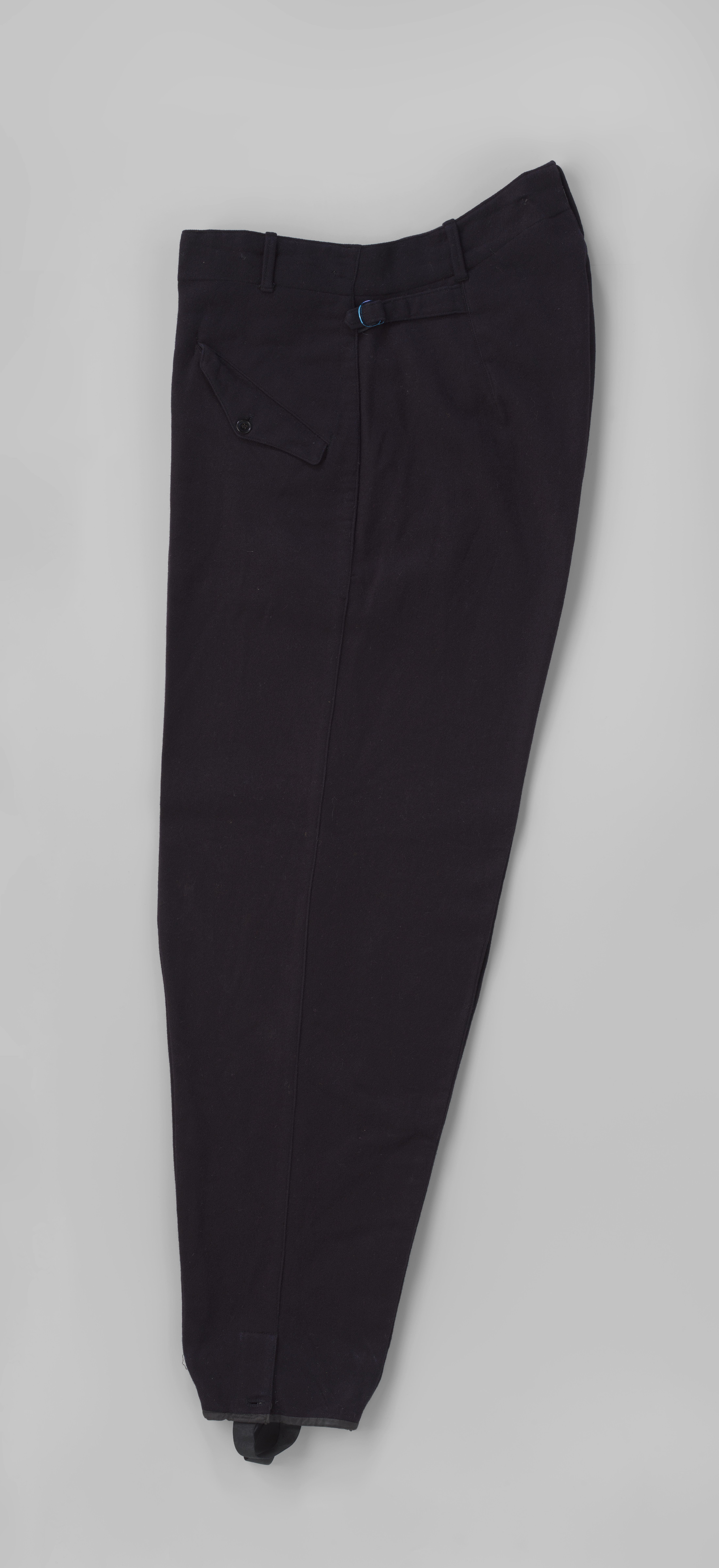 Broek van marineblauwe wollen kamgaren, onderdeel van een skipak