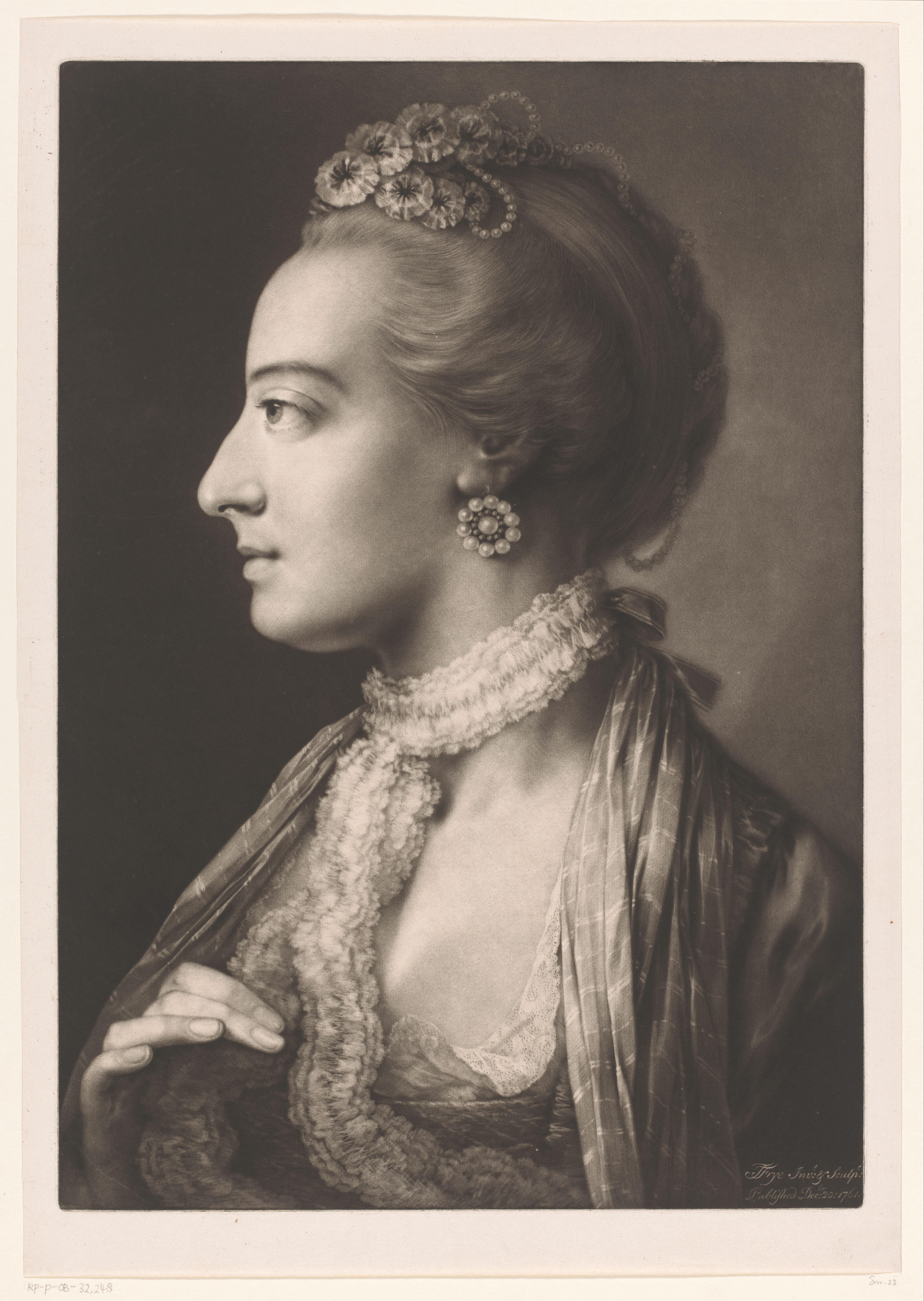 Vrouw met een kanten halsband, pareloorbellen en diadeem