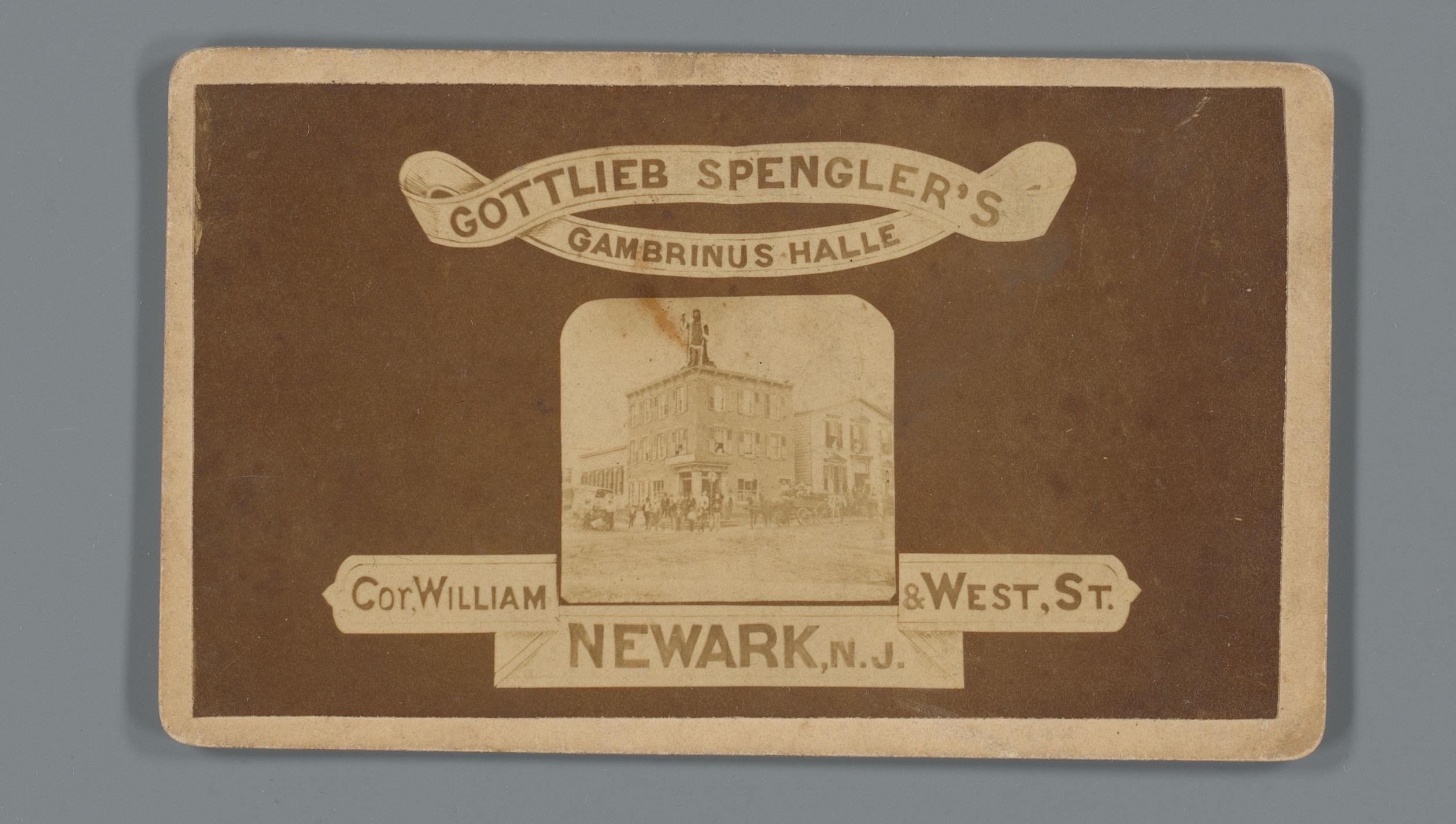 Gezicht op een hoekpand in Newark als reclame voor Gottlieb Spengler's Gambrinus Halle, New Jersey