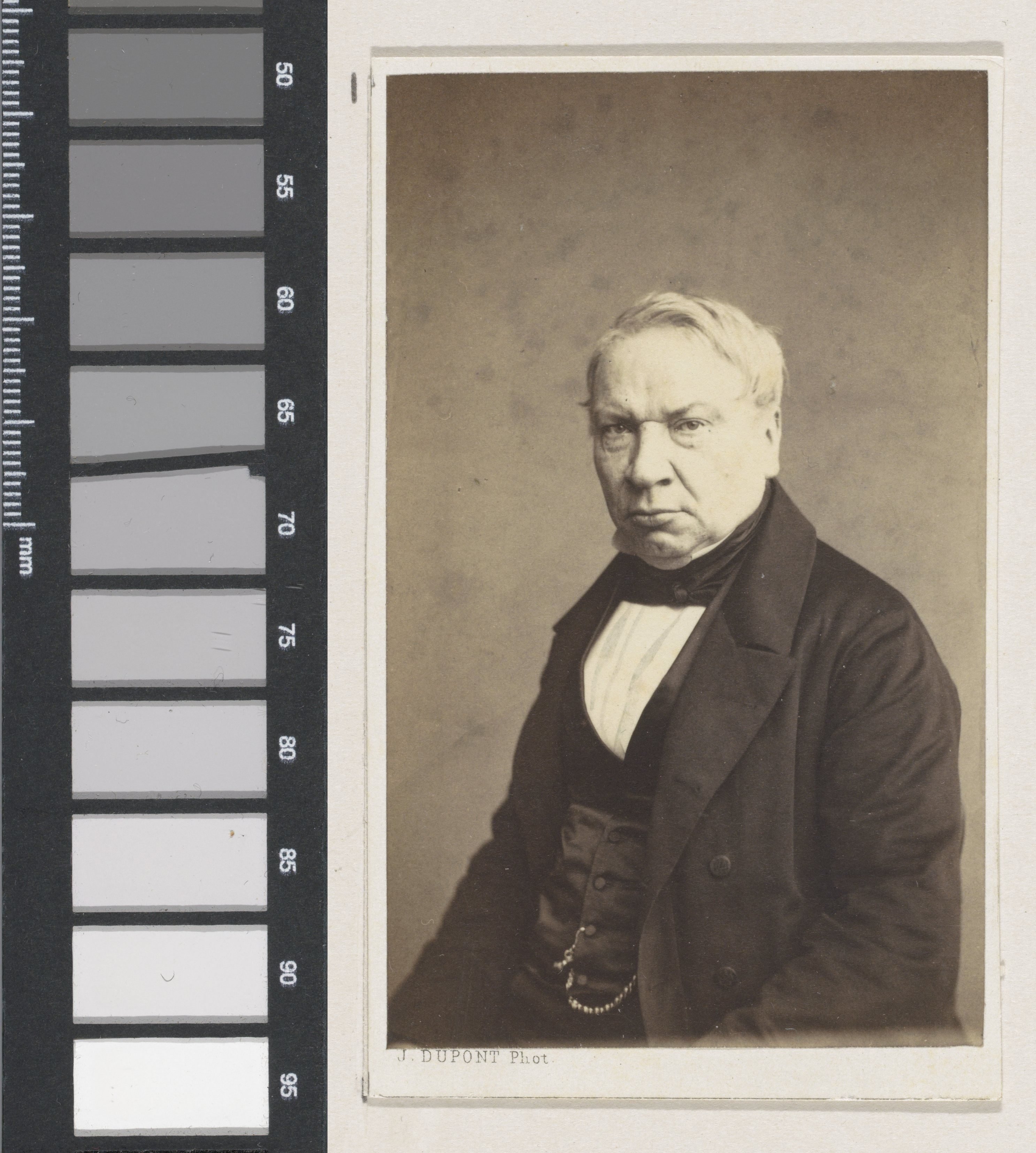 Portret van de medailleur en ciseleur Joannes Petrus Antonius Verschuylen, halffiguur
