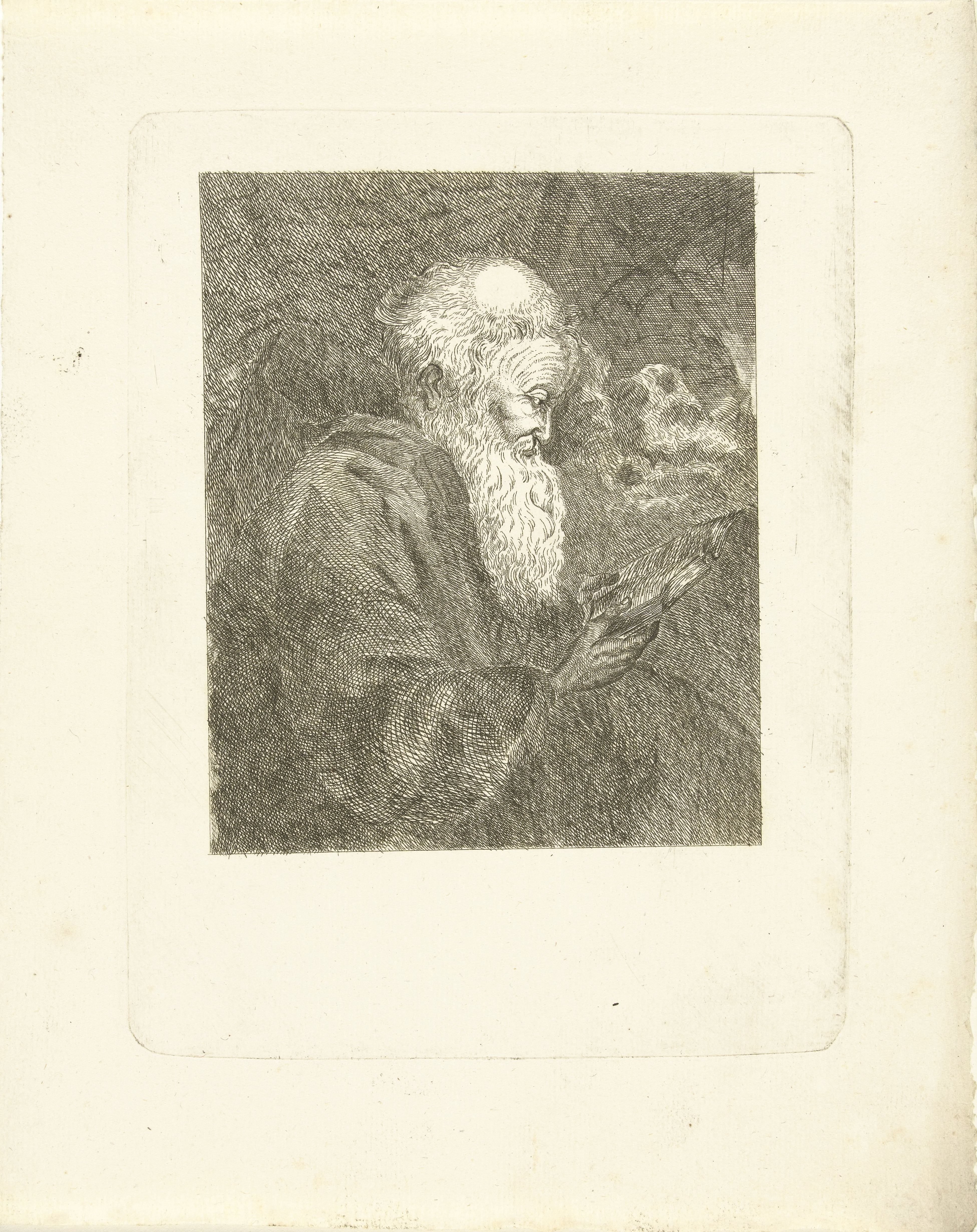 Oude man leest in een boek