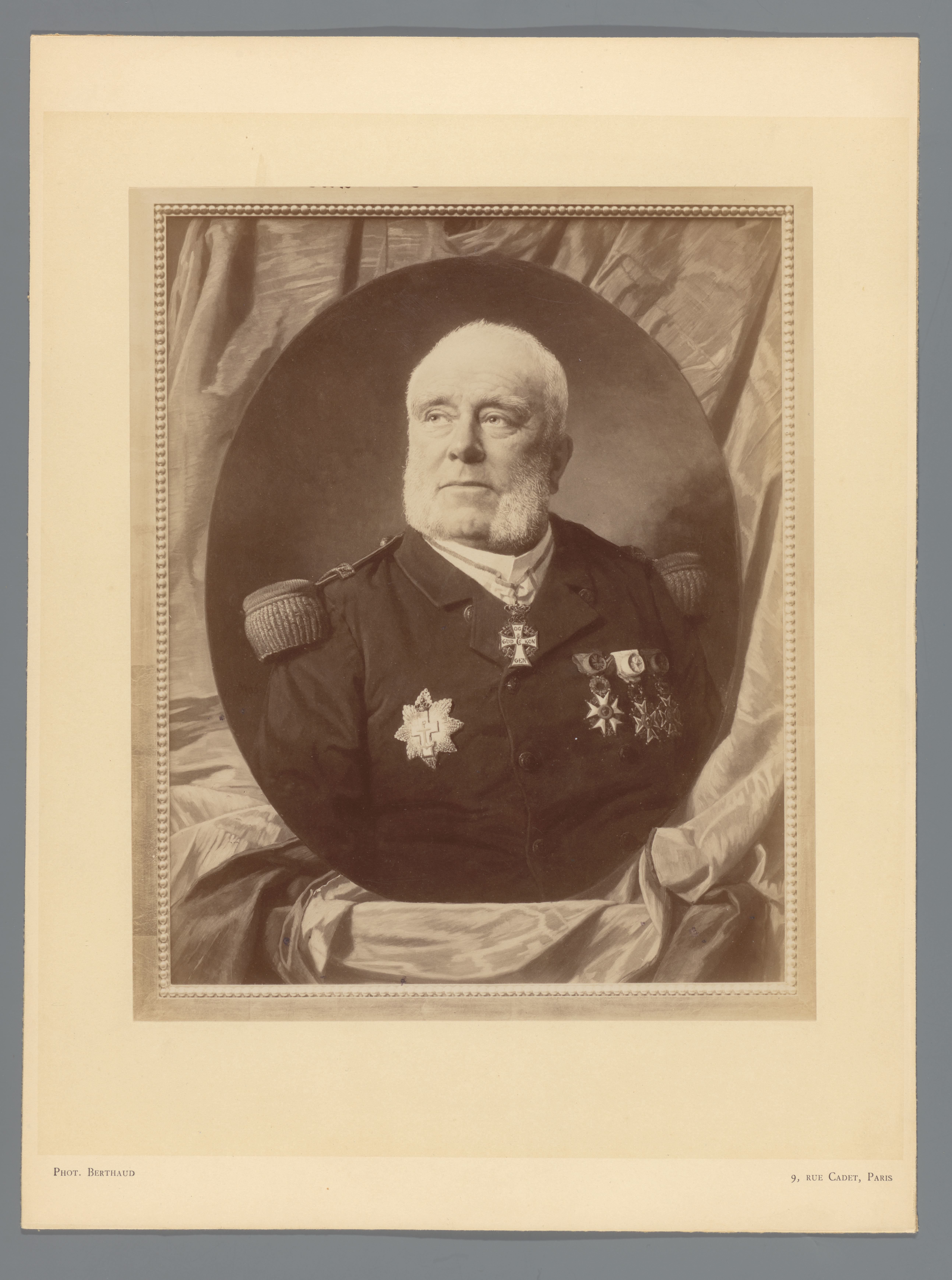 Fotoreproductie van een geschilderd portret van een militair in uniform, aangeduid als commandant Littré